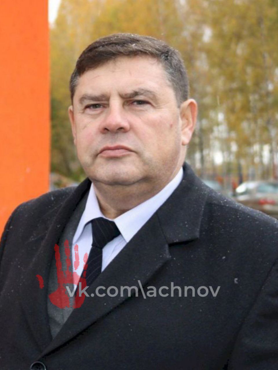 Бывший заместитель главы Сосновского района Игорь Азархин получил 4 года и 6 месяцев условно за растрату 27,8 миллионов рублей при покупке здания для детского сада. В 2017 году он заключил контракт на покупку помещения, но цена была завышена почти в два раза. Оценку здания делал его знакомый, который завысил стоимость. В результате деньги на покупку, выделенные министерством образования, были потрачены неправильно. В октябре 2019 года силовики провели обыск в администрации и задержали Азархина и других участников дела. Азархина обвиняли в мошенничестве, и он сначала попал в СИЗО, а потом был переведен под домашний арест. Его соучастники также получили условные сроки: один — 3 года и 6 месяцев, другой — 4 года. Источник: 74.ру