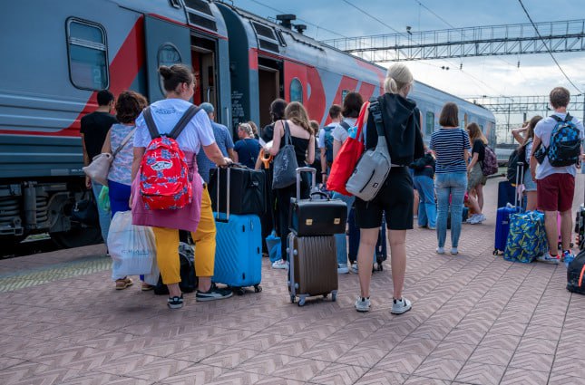 Южноуральские пассажиры забыли в поезде летающую тарелку   www up74 ru articles news 168746 За 2025 год железная дорога вернула уральским пассажирам более 6 1 тыс вещей забытых в поездах дальнего следования В топ потеряшек вошли предметы одежды электронные гаджеты документы детские игрушки Именно их южноуральцы оставляют чаще всего при путешествиях Но встречаются и совершенно необычные находки В 2025 году это были цирковые булавы для жонглирования вставная челюсть и маска для пейнтбола А в январе видавшая многое служба удивилась пассажиры забыли в вагоне напоминающий летающую тарелку музыкальный инструмент глюкофон и фехтовальную маску