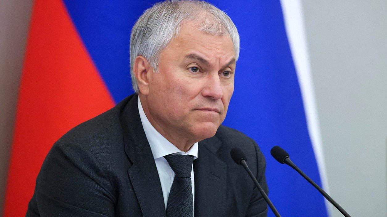 Вячеслав Володин Теме искусственного интеллекта планируем посвятить большие парламентские слушания в конце года Председатель Государственной Думы Вячеслав Володин в своем канале в МАХ напомнил что ранее уже обсуждалась тема использования нейросетей при выполнении домашних заданий школьниками Вместе с тем искусственный интеллект популярен не только у детей при решении задач и написании сочинений К ИИ стали прибегать даже в тех сферах где его применение по сути своей недопустимо Например при вынесении судебных решений О таких случаях в последнее время стало известно написал он Председатель ГД сообщил что теме искусственного интеллекта планируется посвятить большие парламентские слушания в конце года Уже сейчас поступает много обращений об активном применении ИИ при создании различного вида контента фото видео текстов Которые зачастую невозможно отличить от настоящих При этом сгенерированный искусственным интеллектом продукт иногда используют в противоправных целях а также для введения в заблуждение людей отметил он По словам Володина встает вопрос о маркировке контента созданного ИИ Он предложил читателям своего канала принять участие в опросе по данной теме ergosdumaofficial