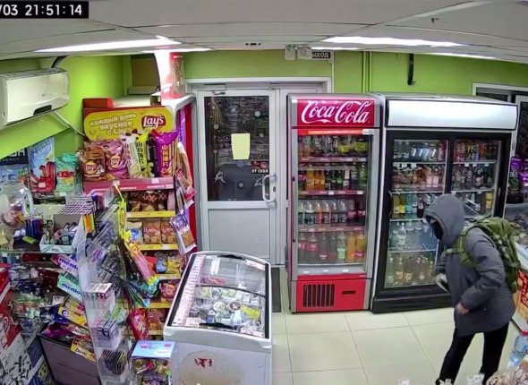 Парень с игрушечным пистолетом устраивал настоящие разбои на магазины в Иркутске Полицейские задержали 26 летнего ранее судимого горожанина ВИДЕО Читать подробнее на сайте