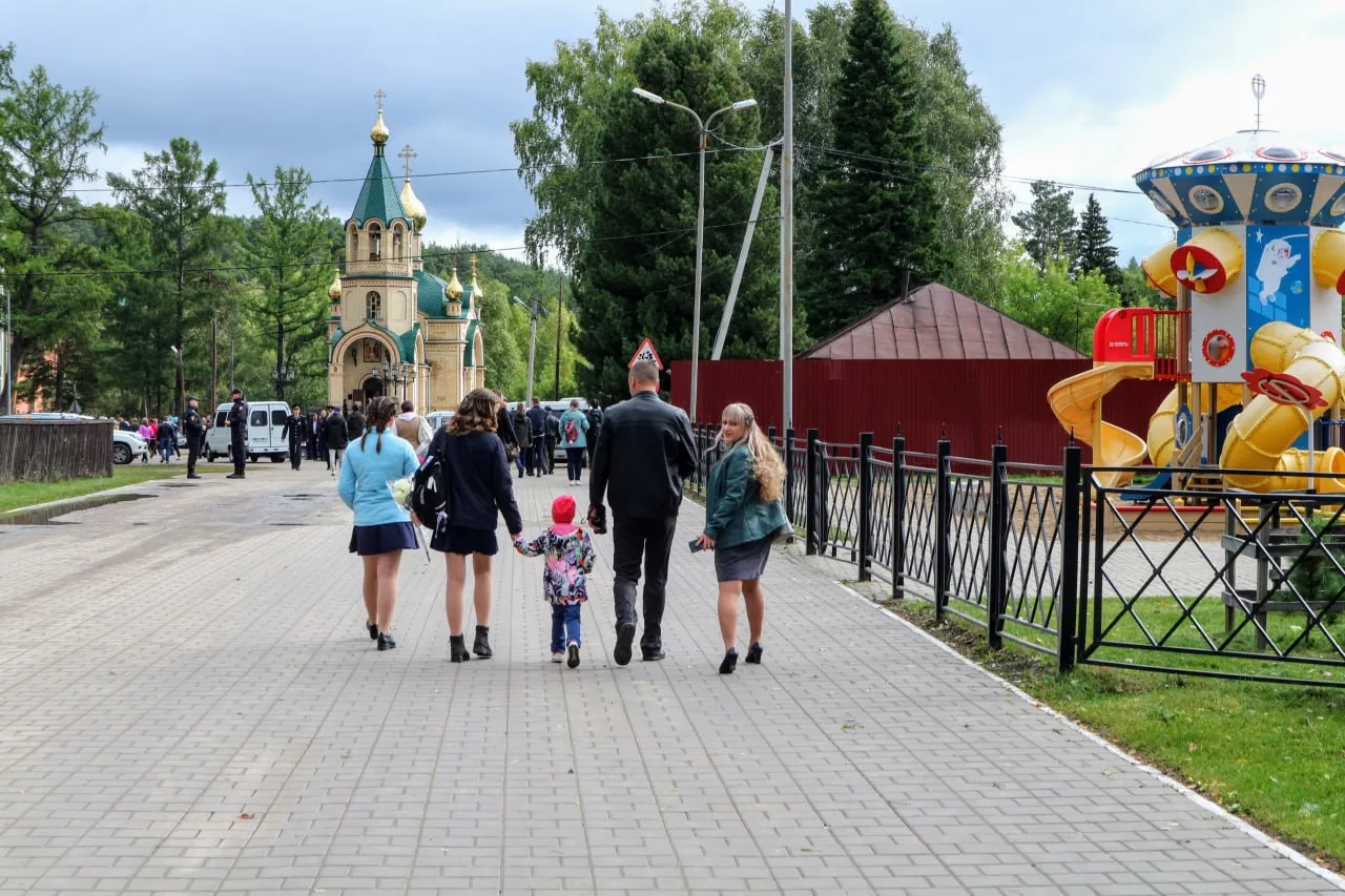 Новую ежегодную семейную выплату ввели в России Об условиях и порядке оформления сообщило ТАСС По данным агентства подавать заявки можно с 1 июня 2026 года в Социальный фонд Для получения выплаты среднедушевой доход семьи не должен превышать 1 5 прожиточного минимума в регионе а имущество должно соответствовать установленным критериям Механизм выплаты   В течение года с доходов родителей удерживается налог в полном объёме   По итогам года налог пересчитывается по сниженной ставке 6   Разница возвращается семье Заявление можно подать через портал Госуслуг в клиентских службах Соцфонда или в МФЦ Получение данной выплаты не исключает права на другие пособия и меры социальной поддержки Все новости уже в нашем канале в Мах