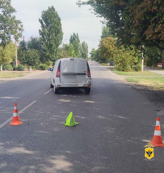 В Херсонской области полицейские устанавливают обстоятельства ДТП с пострадавшей  По предварительным данным, 07 августа 2025 года около 07:45 час. 20-летний водитель, управляя автомобилем «Лада Ларгус», двигаясь по улице Воровского в г. Геническе, совершил наезд на 66-летнюю женщину, которая переходила проезжую часть в неустановленном для этого месте.      В результате ДТП пенсионерка с травмами доставлена в больницу.    В настоящее время полицейские устанавливают все обстоятельства произошедшего.     Сводка ДТП носит исключительно информативный характер. Указанная информация не определяет виновность участников происшествия.