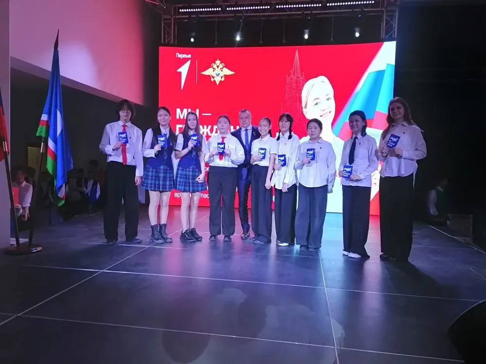 Герой России Артур Орлов вручил паспорта активистам Движения Первых в Якутии Активистам регионального отделения Движения Первых в Якутии проявившим себя в учебе творчестве и спорте в торжественной обстановке 20 января получили паспорта граждан Российской Федерации Главные документы юным якутянам вручил Герой России председатель правления Общероссийского общественно государственного движения детей и молодежи Движение Первых Артур Орлов В мероприятии приняла участие Заместитель Председателя Правительства Якутии Ольга БАЛАБКИНА Это знаковое историческое событие которое вы запомните на всю жизнь подчеркнул Герой России Артур Орлов поздравляя активистов Движения Первых с получением паспорта документа который является основой правовой системы и гарантом прав и свобод каждого гражданина нашей страны Паспорта граждан Российской Федерации вручили члену школьного юнофлотского клуба участнику проектов Зарница 2 0 Первая помощь Афанасию Иванову участнику проектов Зарница 2 0 Профэкспедиции Благо твори призёру проекта Вызов первых участнице проекта Хранители истории Сардане Артемьевой лидеру наставнику Орлят России участнику проектов Юннаты Первых Вызов Первых Алене Алексеевой лауреату Республиканского детско юношеского фестиваля искусств Белый олененок Олегу Аргунову и другим Приняв паспорта ребята дали торжественную клятву верности Родине В этот торжественный день принимая великое звание гражданина Российской Федерации торжественно обещаю быть патриотом своей страны служить Отечеству и нести ответственность за его судьбу Жить разделяя ценности добра и справедливости трудиться на благо моей Великой Родины и её многонационального народа Славься страна Мы гордимся тобой Волонтёр первичного отделения школы 39 города Якутска Неллина Маслякова отметила что испытывает большую гордость и волнение что стала полноправным гражданином великой России Волнуюсь что сегодня в кругу единомышленников и друзей из Движения Первых получаю свой паспорт Именно здесь я нашла поддержку научилась помогать другим и стала наставником для младших товарищей Я участвую во многих проектах Движения Первых Учусь в школе 39 волонтёр сказала Неллина Напомним Якутия входит в число лидеров по развитию Общероссийского общественно государственного движения детей и молодёжи Движение первых по итогам 2025 года В Якутии зарегистрировано более 138 тысяч участников в возрасте от 6 до 25 лет открыто 36 местных отделений и функционирует свыше 800 первичных отделений В течение года реализовано 58 федеральных и региональных проектов Российское движение детей и молодежи Движение Первых образовано по распоряжению Президента России Владимира Путина в 2022 году единаяроссия сахасирэ ольгабалабкина мыработаем россия якутия арктика экология арктическаяякутия движениепервых Подписывайтесь на канал   t me balabkinaov