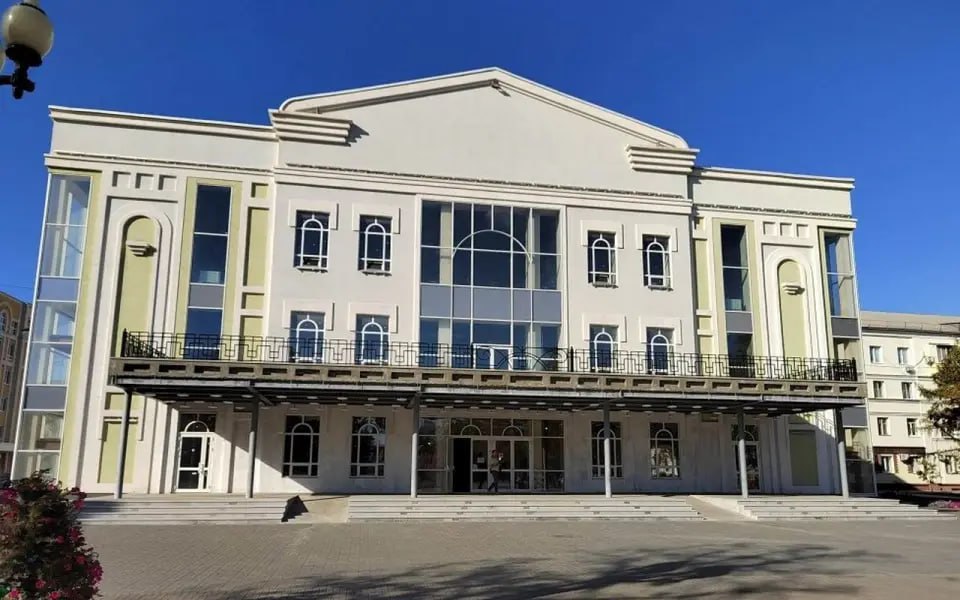 Ремонт тамбовской филармонии возобновят в 2026 году после многолетнего простоя Правительство Тамбовской области объявило о намерении до конца 2025 года заключить контракт на подготовку новой проектно-сметной документации для продолжения ремонта здания «Тамбовконцерта». Строительно-монтажные работы должны стартовать в 2026 году. В настоящее время принято решение законсервировать здание до начала следующего этапа реконструкции. Проект консервации уже разработан, рабочие приступили к выполнению необходимых мероприятий для сохранения объекта. Масштабная реконструкция здания «Тамбовконцерта» стартовала ещё в 2013 году, но до сих пор не завершена. Проект предусматривал не только обновление основного зрительного зала, но и создание малого и камерного залов. За 12 лет было заключено четыре контракта на проведение строительно-монтажных работ, однако, каждый из них сопровождался проблемами, что не позволило завершить реконструкцию.