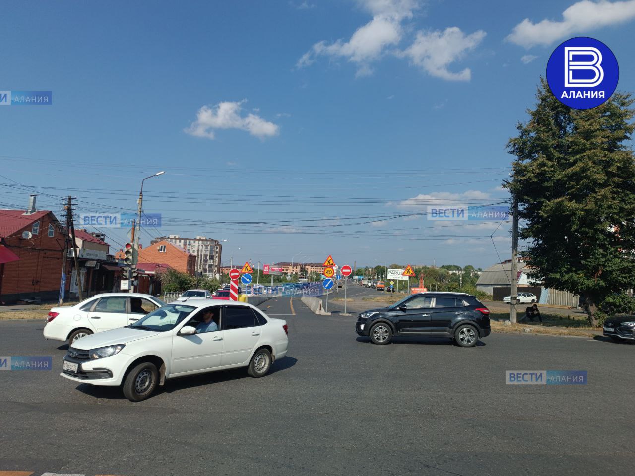 На Чкаловском мосту начинаются дорожные работы. Напомним, ремонт ведется за счет средств Дорожного фонда РСО-А. Как сообщает пресс-служба главы и правительства республики со ссылкой на данные профильного комитета, на участке длиной 550 м мост и подходы к нему обустроят полосы безопасности, тротуары, установят новые дорожные знаки и барьерные ограждения, также восстановят железобетонные конструкции под мостом. Будет создано 6-полосное автомобильное движение. Работы планируется завершить до конца 2025 года. Вести Алания Владикавказ