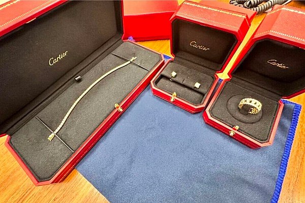 Россиянка пыталась ввезти украшения Cartier стоимостью более 5 млн рублей Незадекларированные ювелирные изделия Cartier стоимостью более 5 млн рублей обнаружили шереметьевские таможенники в дамской сумке пассажирки прибывшей с супругом из Дубая Об этом сообщает AVIA RU со ссылкой на данные пресс службы ФТС России Драгоценности были выявлены при сканировании ручной клади 39 летней россиянки Оказалось в сумке женщина перемещала кольцо Broderie De Cartier браслет Lignes Essentielles и серьги из коллекции 1895 Stud Earrings с бриллиантами в фирменных коробках Пассажирка пояснила что украшения были подарены ей мужем и она не знала что их общая сумма превышает в эквиваленте 10 тыс долл США aviaru net n292592