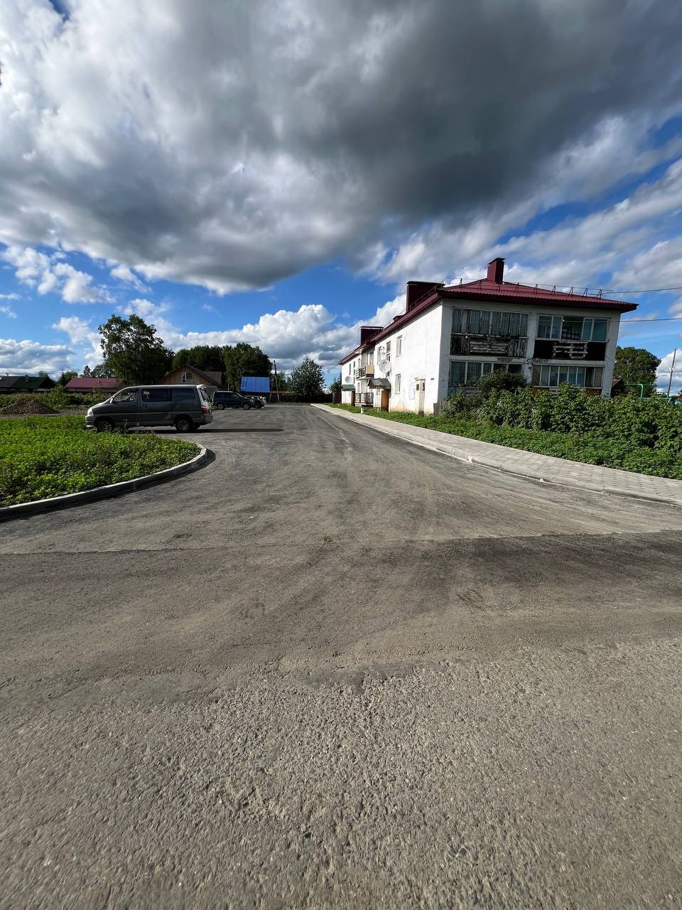 Завершающий этап капитального ремонта дворовой территории на улице Полевой Основные работы уже выполнены: устройство тротуара из брусчатки, уложено асфальтобетонное покрытие, устройство дренажных колодцев и озеленение дворовой территории. Впереди установка уличного освещения, которую планируем завершить до 1 сентября. При поддержке губернатора Валерия Лимаренко, темпы благоустройства в регионе значительно выросли. Особый акцент делается на капитальном ремонте дворовых территорий: многие дворы уже преобразились, а в ряде других выполнен ямочный ремонт. Все эти мероприятия помогают формировать современную и комфортную городскую среду. Местные жители делятся своими впечатлениями: «Очень приятно видеть, как дворовые территории меняются и становится уютней! Большое спасибо местным и региональным властям за внимание и заботу о таких важных проектах», - отметила Татьяна Исакова. Создание современных, чистых и безопасных дворов — наш общий приоритет!