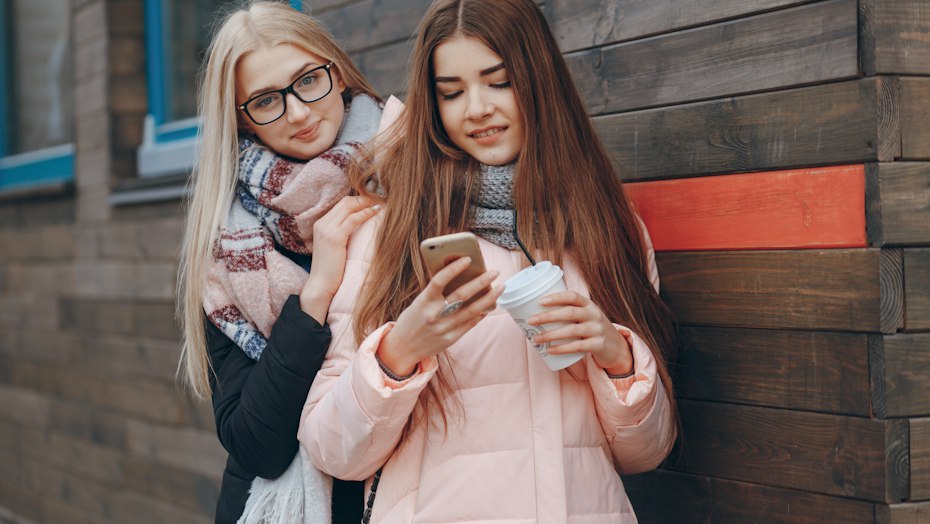 В iOS и Android встроят блокировщик неприличного контента Правительство Великобритании выступило с инициативой направленной на автоматическую защиту детей от неприемлемого контента Власти страны обратились к Apple и Google с просьбой внедрить в их операционные системы инструменты распознавания и блокировки откровенных изображений Предполагается что ОС будет сканировать на наличие наготы весь контент включая файлы в сторонних приложениях и мессенджерах Для доступа к подобным материалам взрослым пользователям потребуется пройти дополнительную проверку и подтвердить свой возраст Изначально обсуждалась возможность сделать эти требования обязательными для всех устройств на британском рынке В перспективе эти меры планируется распространить не только на смартфоны и планшеты но и на настольные компьютеры Инициатива уже столкнулась с критикой основные возражения связаны с вопросами приватности и сомнениями в эффективности предлагаемых алгоритмов iguides