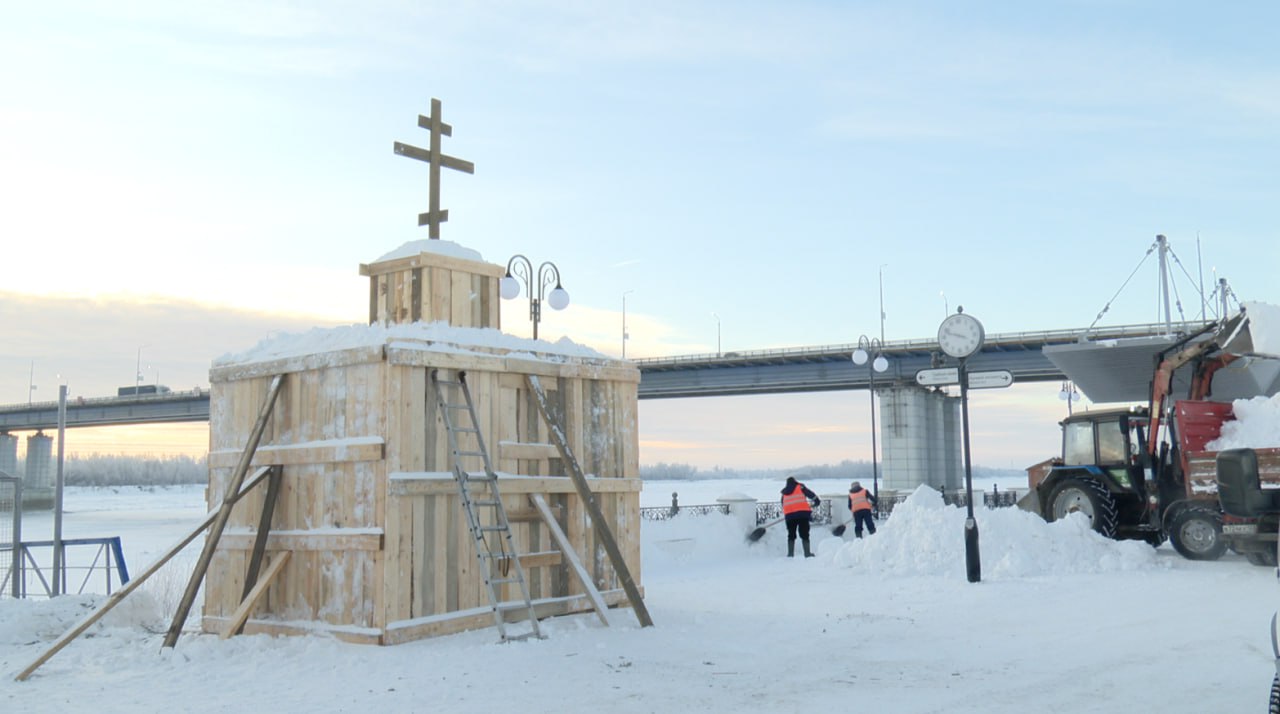 На речном вокзале начали обустраивать Крещенский городок с купелью.