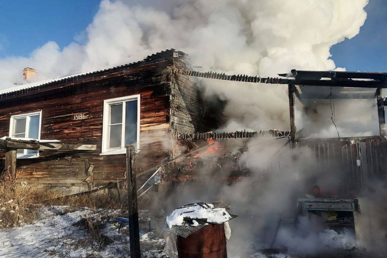 «Девочка со спичками». Трагедия в двух частях  Вчера в поселке Уховский Куйтунского района 15-летняя школьница решила впасть в детство и поиграть со спичками. Результат оказался предсказуемым – дом загорелся.   Неразумную девицу сумел вытащить из огня ее 67-летний дедушка. Но, к сожалению, сам пенсионер погиб.  Пожар площадью 114 м2 тушили больше часа семь специалистов и три единицы техники.   Юная поджигательница травм не получила.