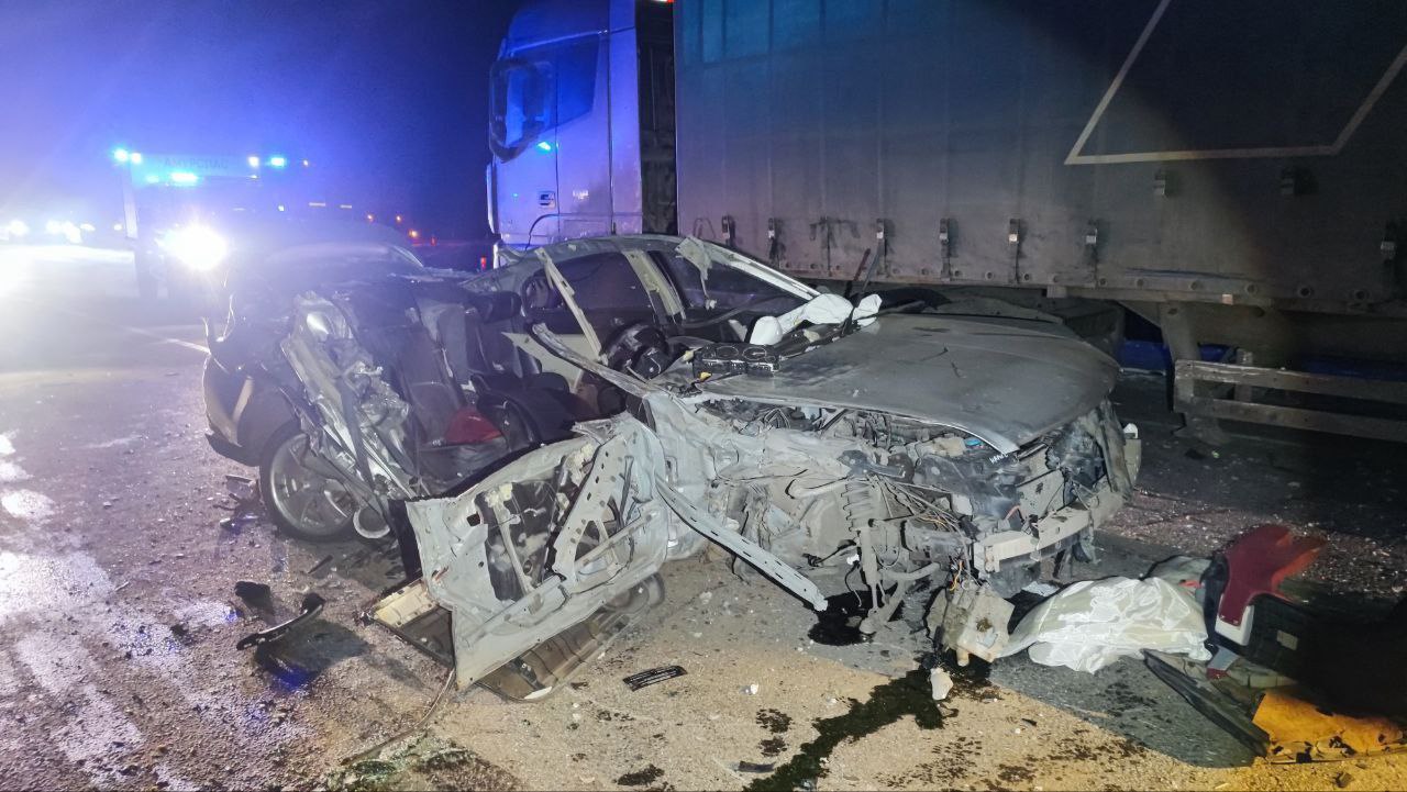 В Свободненском районе иномарка протаранила грузовик и вылетела на встречную полосу Один человек погиб ещё трое в больнице По предварительным данным вечером 21 декабря на 1380 километре федеральной автодороги Амур водитель большегруза Foton Auman с полуприцепом совершил вынужденную остановку из за поломки Однако в тёмное время суток он не выставил знак аварийной остановки и не принял иных мер для обозначения неподвижного транспорта на проезжей части В результате автомобиль Nissan Skyline двигавшийся в попутном направлении совершил наезд на стоящий грузовик От удара легковушку отбросило на полосу встречного движения где она столкнулась с автомобилем Toyota Wish Водитель Nissan Skyline скончался на месте до приезда медиков Водитель Toyota Wish и двое его пассажиров с травмами доставили в больницу АОТВ Фото