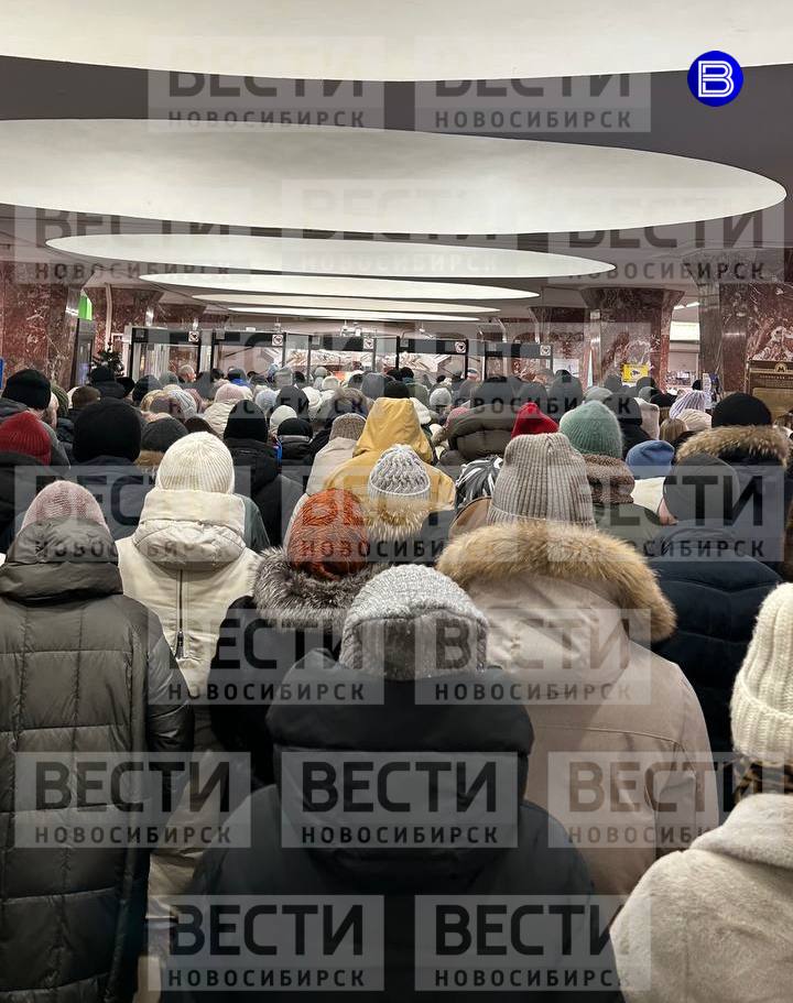 Признали проблему  В метро Новосибирска признали проблему заторов на подходе к турникетам на станциях:  «Возникают перебои со считыванием карт, а также приложений о бесконтактной оплате проезда с мобильных телефонов».  При этом в новосибирском метрополитене особо отметили, что за это отвечает «СберТройка», а для стабилизации ситуации на станциях «Площадь Маркса», «Заельцовская» и «Березовая роща» открыли ещё по одному турникету для карт «Тройки».  Директор по развитию региональных проектов «СберТройки» Эдуард Мурыков заявил, что в компании уже работают над проблемой долгого считывания, и озвучил желание увеличить число турникетов для «Тройки.  До этого момента ситуацию будут исправлять в ручном режиме в буквальном смысле, заявил министр цифрового развития Новосибирской области Сергей Цукарь:  «Принято решение, что в часы пик контролёры будут работать с переносными терминалами и пропускать пассажиров. Все турникеты будут переоборудованы, я думаю, в течение I квартала».  Вести Новосибирск