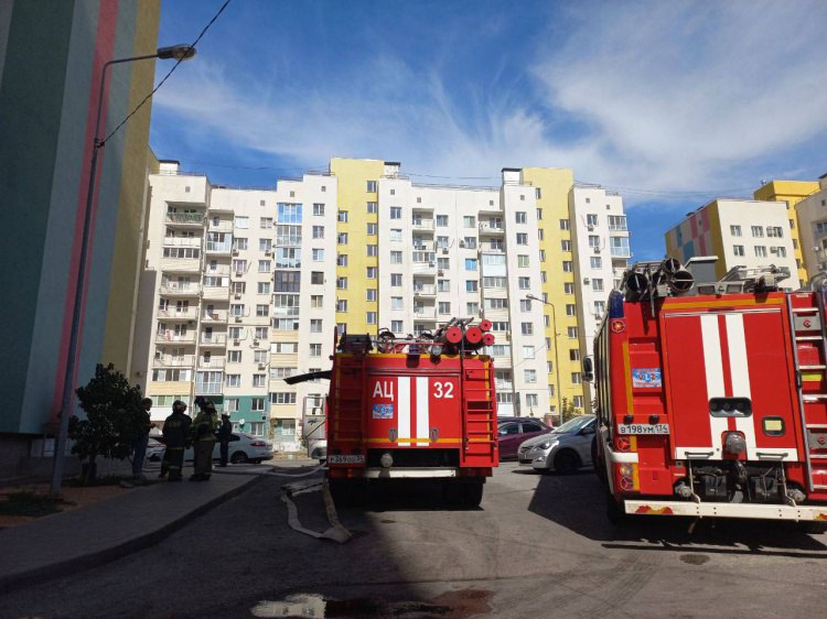 В Волжском в подъезде многоэтажки загорелся строительный мусор  В десятом часу вечера 31 октября пожарные расчеты ПСЧ-32 прибыли по тревоге в 28 микрорайон.  В подъезде жилой десятиэтажки на улице им. генерала Карбышева горел строительный мусор. Как сообщили Волжский.ру в пресс-службе ГУ МЧС по Волгоградской области, пламя охватило порядка 3 м2 лестничной клетки. Спасатели ликвидировали горение через 20 минут.  В результате ЧП пострадавших нет. Специалисты устанавливают причины возгорания.   Подробнее на Волжский.ру: