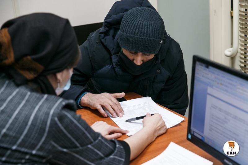 Нелегалов в Челябинскую область завозили под видом студентов Двух челябинок отправили в колонию за организацию канала незаконной миграции. Они завозили в Челябинск иностранцев по программе студенческого обмена. Но мигранты не учились в городе, а незаконно работали, сообщили в региональном УФСБ. Ленинский районный суд одну женщину приговорил к трем годам колонии общего режима, вторую к 3,5. Также обе оштрафованы на 100 тыс. рублей.