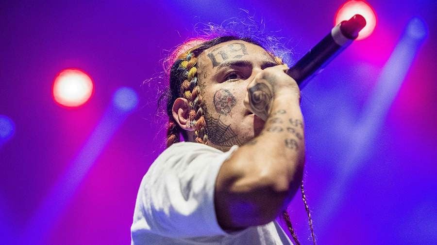 Концерт американского рэпера Tekashi 6IX9INE, запланированный на 19 октября в Москве, не состоится в указанную дату. Об этом сообщили РЕН ТВ организаторы мероприятия.   По их словам, мероприятие будет перенесено на другую дату. Причины переноса не назвали. Ранее музыкант приезжал в Россию в 2018 и 2022 годах.       Отправить новость