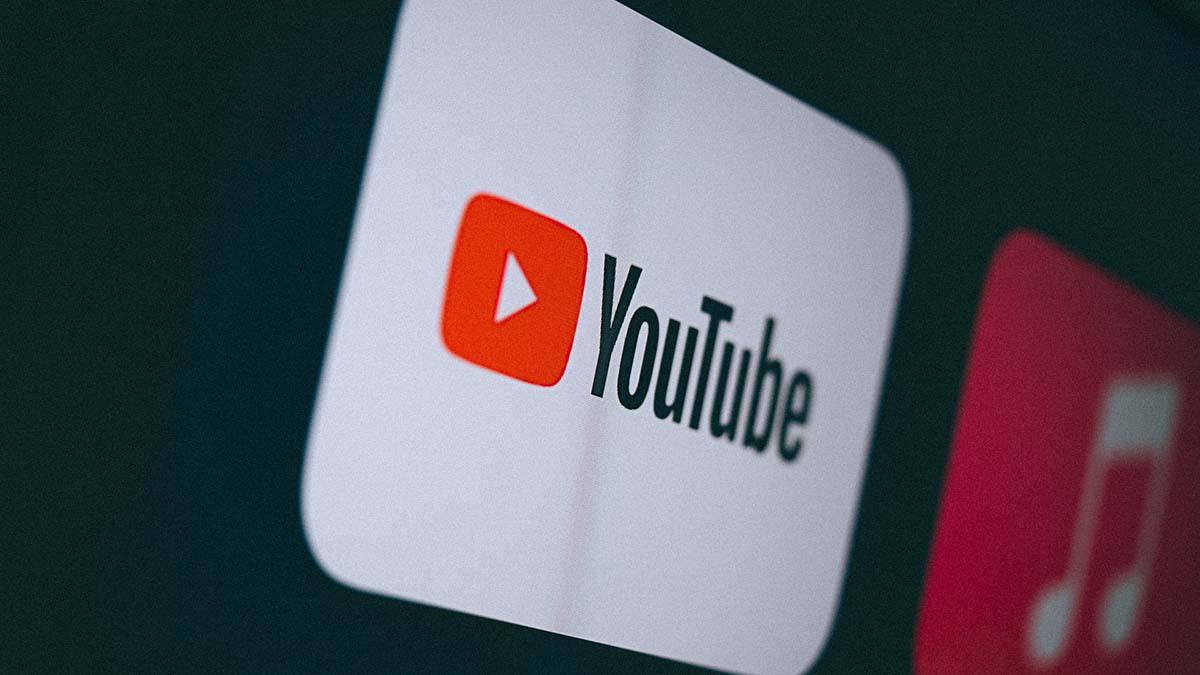 YouTube потеряет более 20 млрд рублей в РФ в случае блокировки  YouTube в случае блокировки в России может потерять более 20 млрд рублей рекламных доходов.  Блогеры будут вынуждены пересмотреть свои стратегии и подходы к выбору новых каналов коммуникации, сообщает ТАСС со ссылкой на данные Ассоциации блогеров и агентств.  В настоящее время на YouTube приходится до 50% объемов всего рынка инфлюенс-маркетинга, более 20 млрд рублей в год.  Подписывайтесь