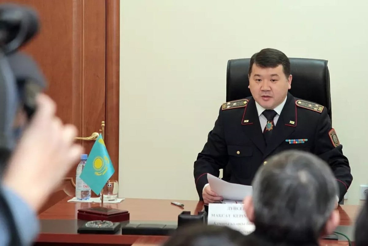 Экс главного транспортного прокурора Максата Дуйсенова задержали в Европе По запросу Интерпола МВД РК в немецком городе Фюрт был арестован гражданин Д находившийся в международном розыске Его установили и взяли под стражу правоохранительные органы ФРГ в рамках международного сотрудничества МВД Казахстана заявило что продолжает взаимодействие с зарубежными коллегами для обеспечения неотвратимости наказания Ранее Дуйсенова объявила в розыск прокуратура Алматы В разные годы он занимал высокие посты в МВД финполе Агентстве по делам госслужбы и противодействию коррупции а также Совете безопасности С 2018 года был главным транспортным прокурором t me zakonkz