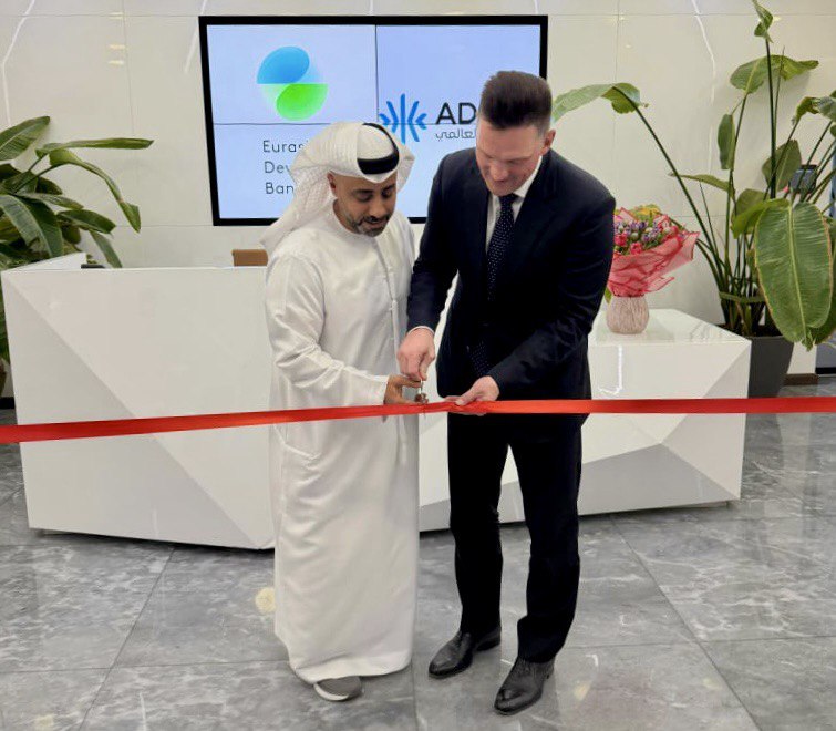 ЕАБР создаст инвестиционную платформу для привлечения капитала стран Персидского залива в проекты Центральной Азии Для этого Банк открыл представительство в международном финансовом центре Абу Даби ADGM На фото церемония открытия с участием генерального директора ADGM Authority Салема Аль Дарей и председателя Правления ЕАБР Николая Подгузова Ключевой инициативой платформы станет запуск кредитного фонда для финансирования инфраструктуры в Центральной Азии Фонд будет зарегистрирован в ADGM и предложит инвесторам диверсифицированный портфель проектов где ЕАБР выступит структурирующим партнёром и соинвестором используя преимущества юрисдикции для привлечения капитала в стратегические активы региона Мы создаем инвестиционный хайвей между капиталом Залива и возможностями Центральной Азии Новый офис ЕАБР в Абу Даби укрепит нашу роль связующего звена между регионами так как мы совмещаем региональную экспертизу и конкретные финансовые инструменты Инвесторы получают доступ к проверенным проектам с оптимальным соотношением риска и доходности а страны Центральной Азии к новым источникам финансирования для своего развития Николай Подгузов председатель Правления ЕАБР Подробнее читайте здесь ЕАБР ОАЭ АбуДаби ADGM инвестиции ЦентральнаяАзия диверсификация исламскиефинансы