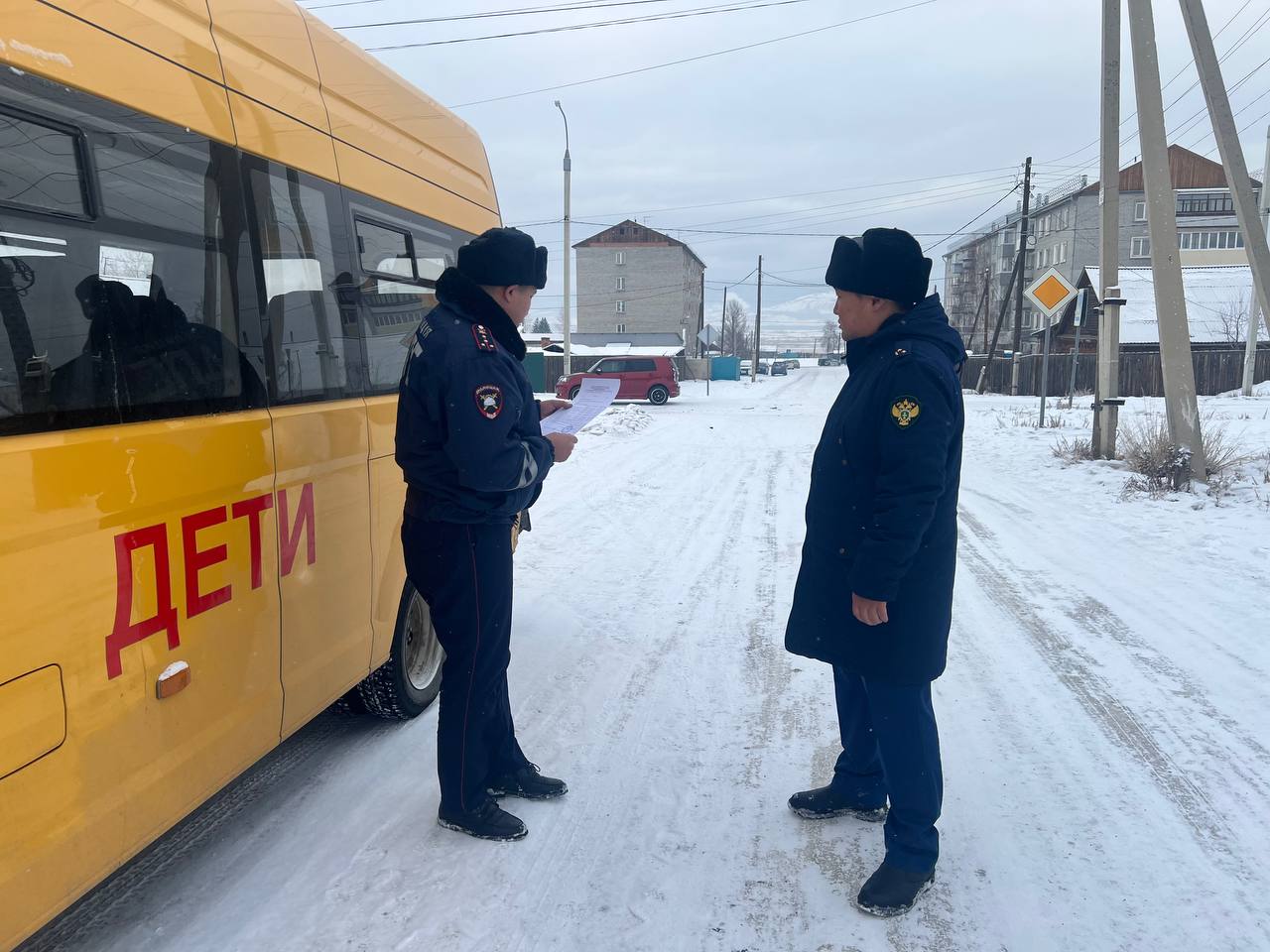 В Бурятии водитель Тойоты врезался в автобус с детьми и скрылся Пострадал ребенок Предварительно установлено что сегодня на пересечении улиц Лебедева и Октябрьская в селе Иволгинск водитель Тойоты Премио двигаясь по второстепенной дороге не уступил дорогу школьному автобусу и врезался в него В автобусе находились 8 детей В результате происшествия пострадал один ребенок после оказания медицинской помощи его отпустили домой Виновник ДТП скрылся с места аварии Его ищут сообщили в прокуратуре Бурятии АТВ