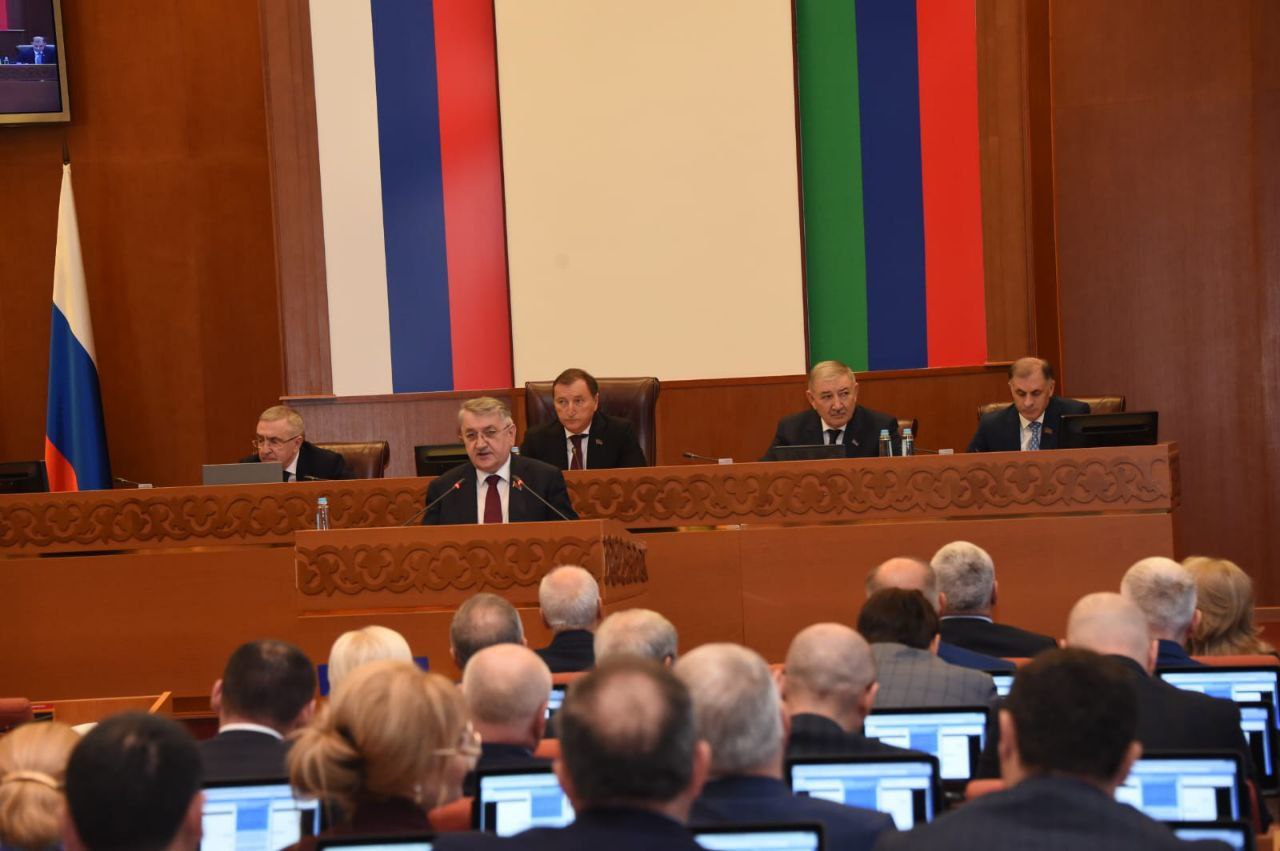 Полномочия депутата Народного Собрания Дагестана Магомеда Магомедова прекращены досрочно Такое решение принято сегодня на сессии парламента 70 депутатов проголосовали за 2 против Основанием для прекращения полномочий послужило представление и о прокурора республики об устранении нарушений законодательства о противодействии коррупции Проверка проведенная Комиссией Народного Собрания по мандатным вопросам и депутатской этике подтвердила факт неоднократного нарушения Магомедовым законодательства в этой сфере Согласно статье 4 Закона Республики Дагестан О статусе депутата Народного Собрания несоблюдение установленных требований влечет за собой досрочное прекращение депутатских полномочий По результатам проверки на рассмотрение парламента был внесен проект постановления о досрочном прекращении полномочий депутата Магомеда Магомедова