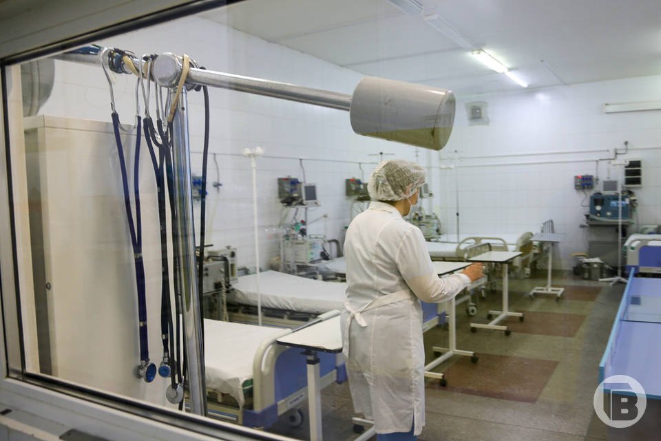 В Волгограде провели срочное совещание из за бруцеллеза В регионе это заболевание диагностировано у 12 человек В Волгограде прошло внеплановое заседание межведомственной санитарно противоэпидемической комиссии под председательством первого заместителя губернатора Александра Дорждеева Основной темой обсуждения стала эпидемиологическая обстановка по бруцеллезу а также меры принимаемые для ликвидации очагов инфекции Об этом Городские вести сообщают со ссылкой на региональное управление Роспотребнадзора Начальник отдела надзора на транспорте и санитарной охраны территории Мария Таратутина подчеркнула что ситуация по бруцеллезу в регионе остается напряженной За август и сентябрь текущего года зафиксировано 12 случаев заражения включая 4 детей В большинстве случаев источником инфекции стало сырое молоко и молочные продукты приобретенные у частных лиц По итогам заседания были определены срочные действия а ведомствам и службам даны конкретные поручения для стабилизации ситуации