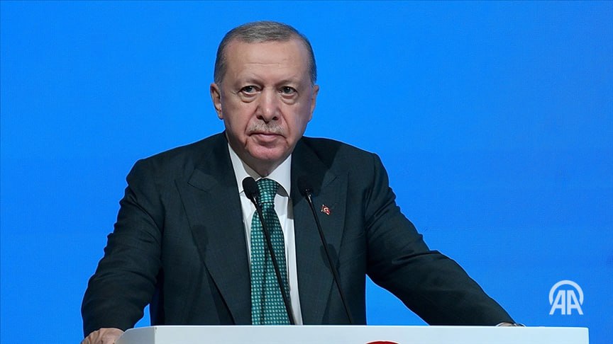 Президент Эрдоган Путь к справедливому и прочному миру в Газе лежит через реализацию модели о двух государствах Геноцид который привел к гибели более 70 тыс жителей сектора Газа является свидетельством тяжелейшего нарушения ценностей закрепленных во Всеобщей декларации прав человека Об этом заявил президент Турции Реджеп Тайип Эрдоган Турецкий лидер выразил сожаление что зверства с которыми сталкивается сектор Газа и оккупированные палестинские территории продолжаются несмотря на все усилия мирового сообщества Путь к справедливому и прочному миру в Газе лежит через укрепление устойчивого соблюдения прекращения установленного в том числе при содействии нашей страны а также реализацию решения о двух государствах подчеркнул он Подробнее на нашем сайте v aa com tr 3767141 24 7 в сутки с Агентством Анадолу