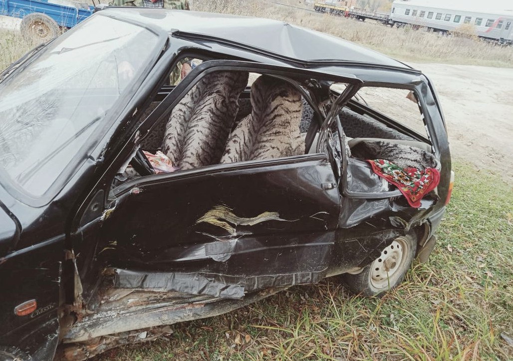 Сегодня на ж/д переезде у станции Вазюк в Опаринском районе автомобиль «Ока» столкнулся с поездом. В Кировской транспортной прокуратуре сообщили, что водитель легковушки выехал на переезд на запрещающий сигнал светофора.