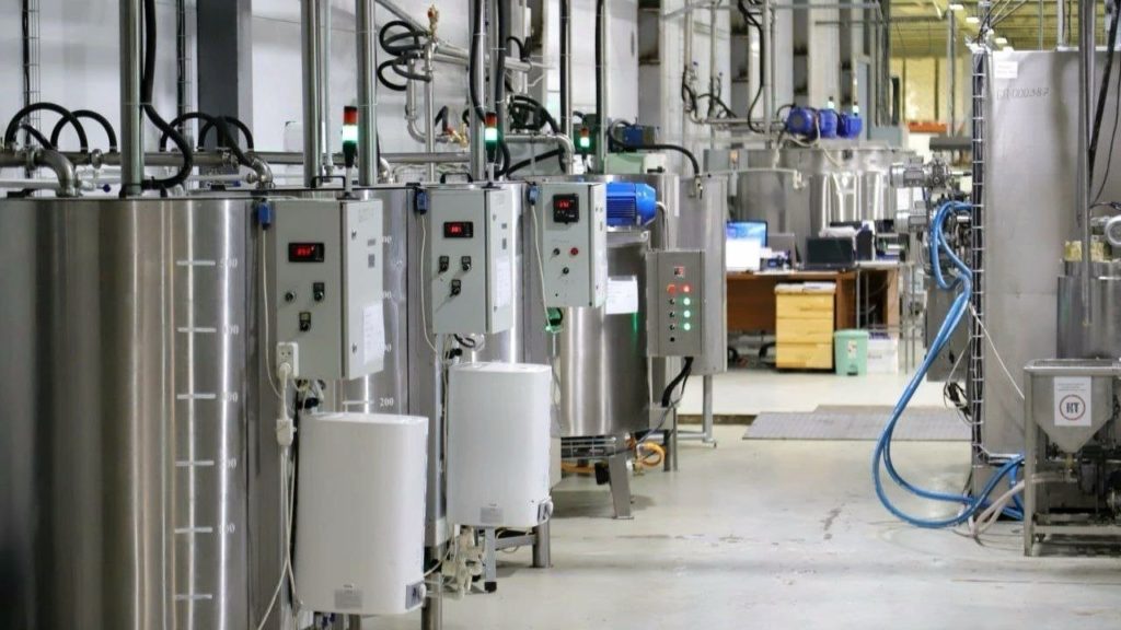 Рязанские предприятия модернизируют производство благодаря господдержке Девять рязанских предприятий модернизировали свои производственные мощности благодаря льготным займам Государственного фонда развития промышленности ГФРП Рязанской области Об этом рассказала заместитель председателя правительства Рязанской области Юлия Швакова на своей странице в соцсети В 2025 году по поручению губернатора Павла Малкова фонд увеличил свой капитал на 200 млн руб Средства поступили от списания задолженности по бюджетным кредитам Благодаря этому ряд компаний смогли взять льготные займы Среди тех кто воспользовался господдержкой Кормелл развитие и Конфеста Кормелл развитие специализируется на производстве труб различного назначения из пластмасс В рамках инвестиционного проекта предприятие планирует закупку оборудования которое позволит увеличить объемы производства и расширить ассортимент продукции в том числе освоить серийное производство фитингов для напорных труб из НПВХ Конфеста направ