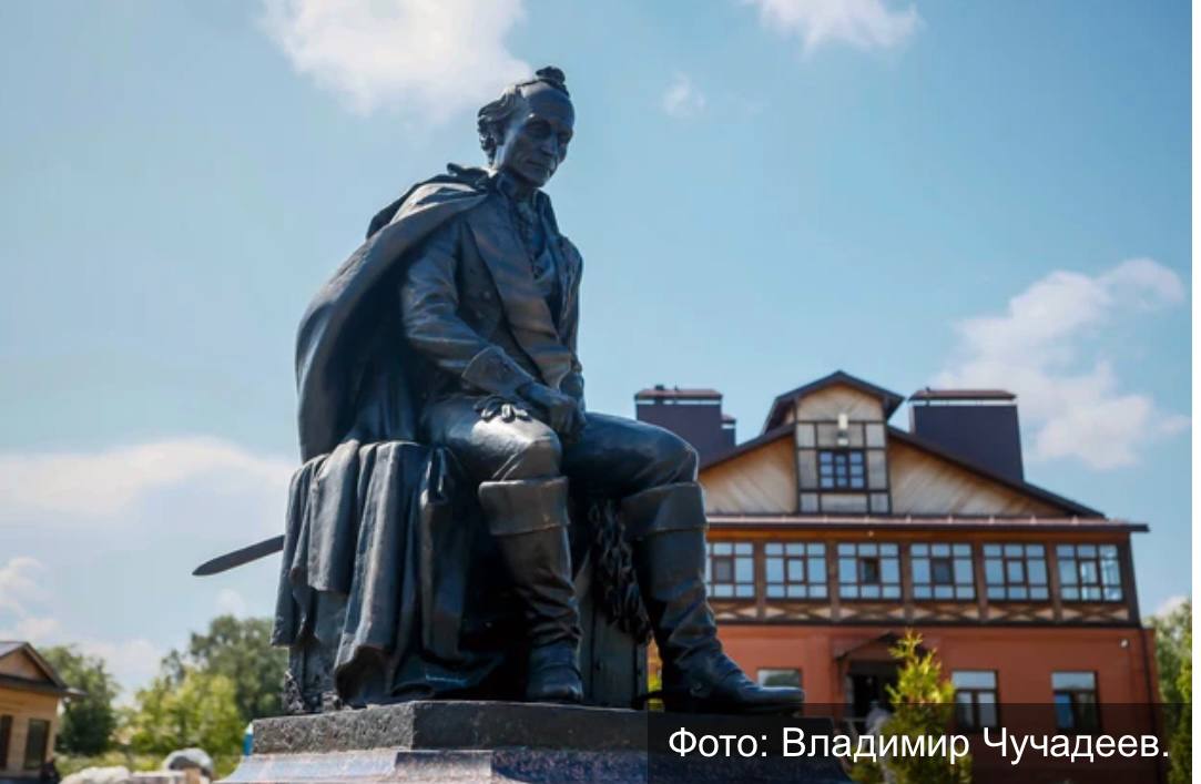 Регион готовится отмечать 300 летие со дня рождения Александра Суворова Согласно Указу Президента Владимира Путина масштабное празднование юбилея намечено на 2030 год Известный полководец был хозяин в своих имениях в том числе в селе Ундол ныне город Лакинск После его кончины имение унаследовала дочь Наталья Суворочка Краеведы уверены что именно в Ундоле Суворов написал свою знаменитую книгу Наука побеждать Этим летом мы рассказывали что в селе Новофетинине восстанавливают храм построенный дочерью Суворова Владимирские ведомости также писали что в селе Кистыш под Суздалем находится родовое имение Суворовых В 2020 году здесь был установлен памятник генералиссимусу В прошлом году в селе открыли Музей А В Суворова В регионе проводятся Суворовские чтения С сентября 2025 года стартовал проект Суворовский класс Подробнее о проекте мы рассказывали здесь