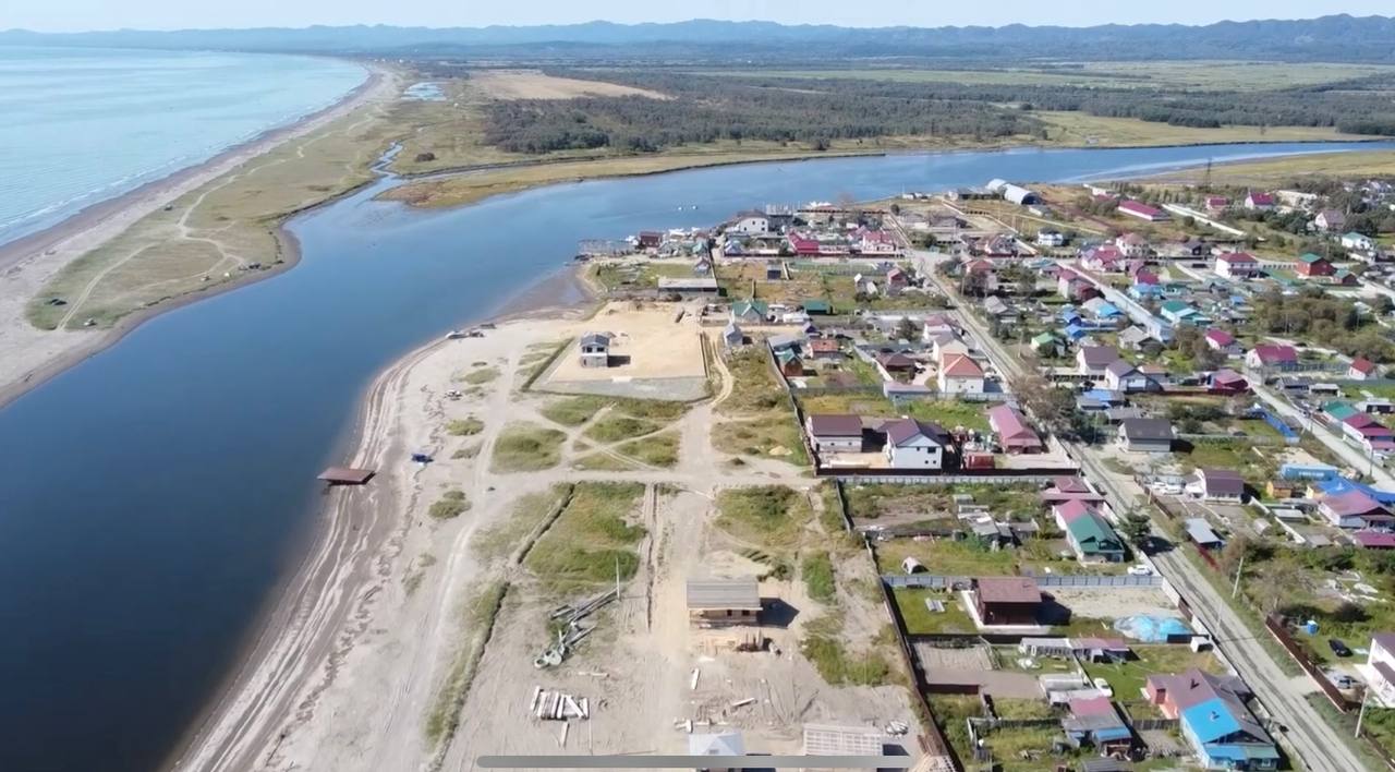 В Анивском районе опять разногласия с мэром, в очередной раз затронуты бесценные земли района.    #воронекарловнепишут "Светланой Михайловной инициировано внесение изменений в местные правила землепользования и застройки. Решения с последующими правками в “Правила землепользования и застройки” принимаются спешно.  Объявляя о проведении публичных слушаний, не учитывается рабочее время анивчан и население, как итог, не может принять в них участие.  Публичные слушания “проходят” не за две недели как обычно. Слушания прошли за два дня, организовывались в первый день в семи населенных пунктах,  а во второй день в пяти.  При том, что свои встречи с населением в селах  когда мэр рассказывает о своих достижениях , проходят в вечернее время после работы, чтобы её услышало как можно больше жителей. Сложилось впечатление, что руководство местной Администрации очень сильно заинтересовано, чтобы предлагаемые в Правила изменения прошли в максимально сжатые сроки и чтобы как можно меньше жителей приняло в них участие.  Анивская администрация собирается внести пять изменений в действующий градостроительный регламент.   После принятия данного документа, все люди, у кого участки уже оформлены под "чистый" вид использования "огород", автоматически станут вне закона;  Для тех кто находится в стадии оформления, получение такого участка станет невозможным;  Те, кто рядом со своим участком всю жизнь вёл огород, возможность его оформить и узаконить будет потеряна навсегда;  Тем, кто живёт в многоквартирных домах, включение "огородов" во вспомогательные виды использования даст возможность без согласования, под своим балконом в какой нибудь новостройке перекопать газон, и закидать все компостом на зло соседям. И это будет законно".  Обратившиеся также напомнили, что “местечковые изменения в регламент провоцируют нарушение Федерального законодательства и ни к чему хорошему не приведут” и направили обращение Трутневу, Шайбекову, Чекункову и губернатору области.