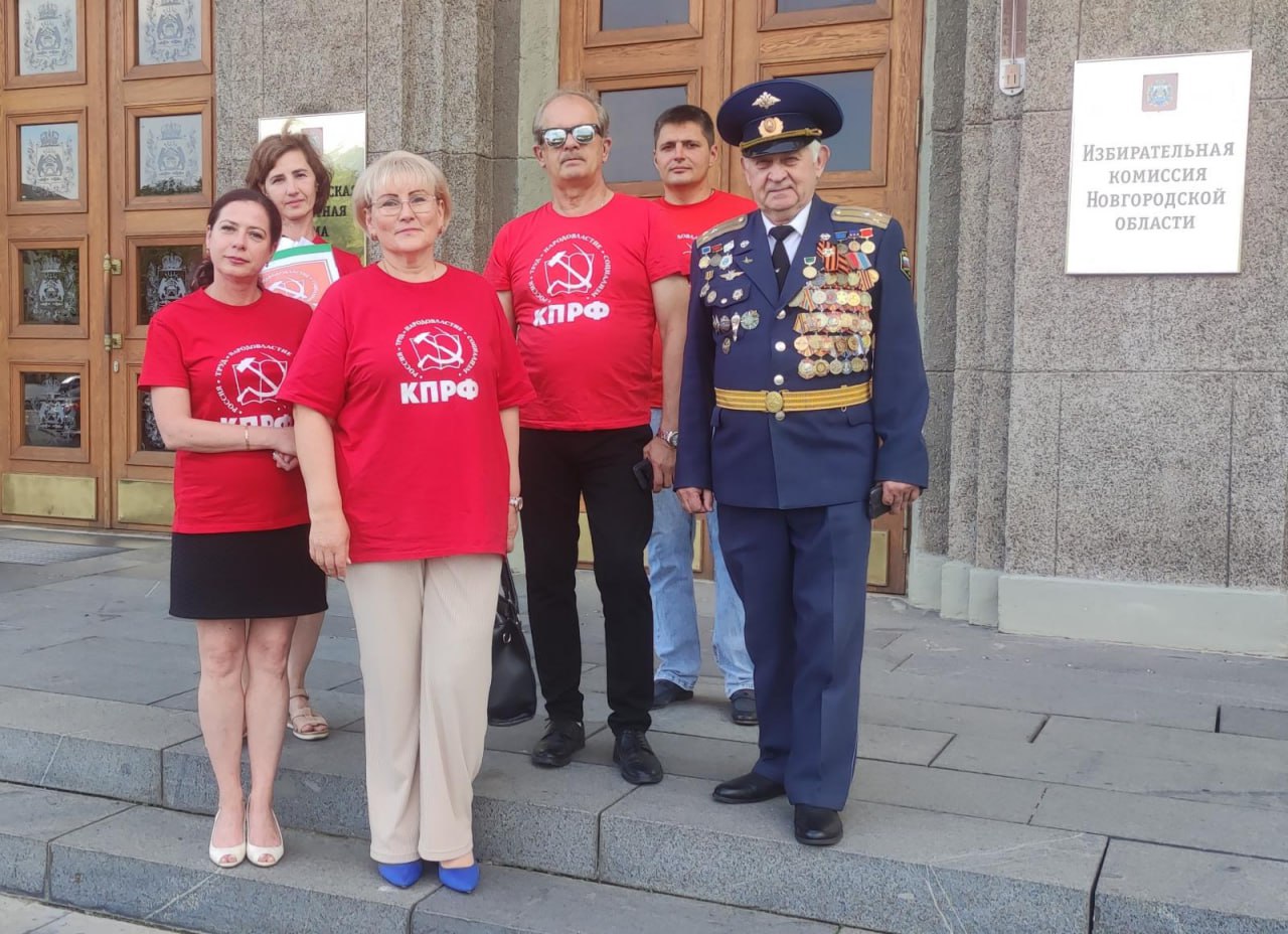 Первый секретарь Новгородского обкома КПРФ Ольга Ефимова 25 июля представила в избирательную комиссию Новгородской области подписные листы  т.н. «муниципальный фильтр» , а также другие документы, необходимые для регистрации в качестве кандидата на досрочных выборах губернатора Новгородской области.  Напомним, её кандидатура была единогласно поддержана на прошедшем в Великом Новгороде 21 июня II этапе 45-й отчётно-выборной конференции Новгородского областного отделения КПРФ. Ранее в избирком Ольгой Анатольевной были сданы документы о своём выдвижении в качестве кандидата на досрочных выборах главы региона. После проверки ей, в частности, было разрешено открыть специальный избирательный счёт.  Для прохождения т.н. «муниципального фильтра» Ольга Ефимова предоставила 93 подписи от депутатов и представителей исполнительной ветви муниципальной власти.