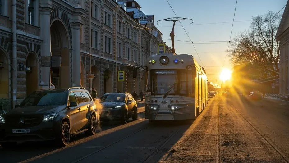 В Петербурге официально утвердили зоны где будут курсировать беспилотные трамваи Соответствующее постановление правительства города опубликовано 24 апреля Несмотря на беспилотный статус в салоне всё равно будет находиться водитель испытатель Маршруты затронут сразу пять районов Приморский Выборгский Невский Кировский и Красносельский В частности трамваи без водителя поедут вдоль проспекта Авиаконструкторов Стародеревенской и Гаккелевской улиц Большого Сампсониевского проспекта проспектов Энгельса Испытателей Стачек и Маршала Казакова а также по Корабельной улице и Петергофскому шоссе Мартьян Фролов ДП Подписаться на ДП в Telegram MAX