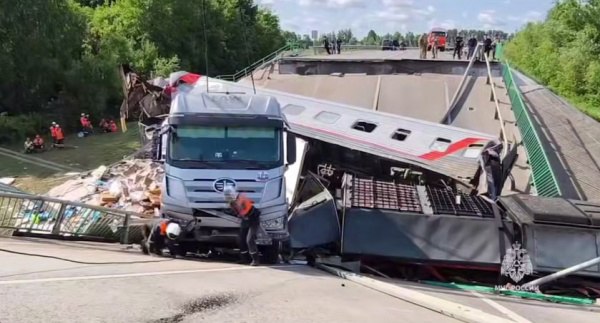 Задержанная летом ДРГ причастна к подрыву моста упавшего на поезд в Брянской области Диверсанты задержанные в августе причастны к организации подрыва моста в Брянской области Об этом сообщил губернатор региона Александр Богомаз Шли шесть матерых можно сказать спецназовцев сказал он в интервью РИА Новости и добавил что их уничтожили двоих взяли в плен В ночь на 1 июня в Брянской области мост рухнул на пассажирский поезд 86 следовавший из Климова в Москву Причиной обрушения стал подрыв опор моста ЧП стало одним из самых серьезных происшествий на железной дороге в современной России nakanuneru
