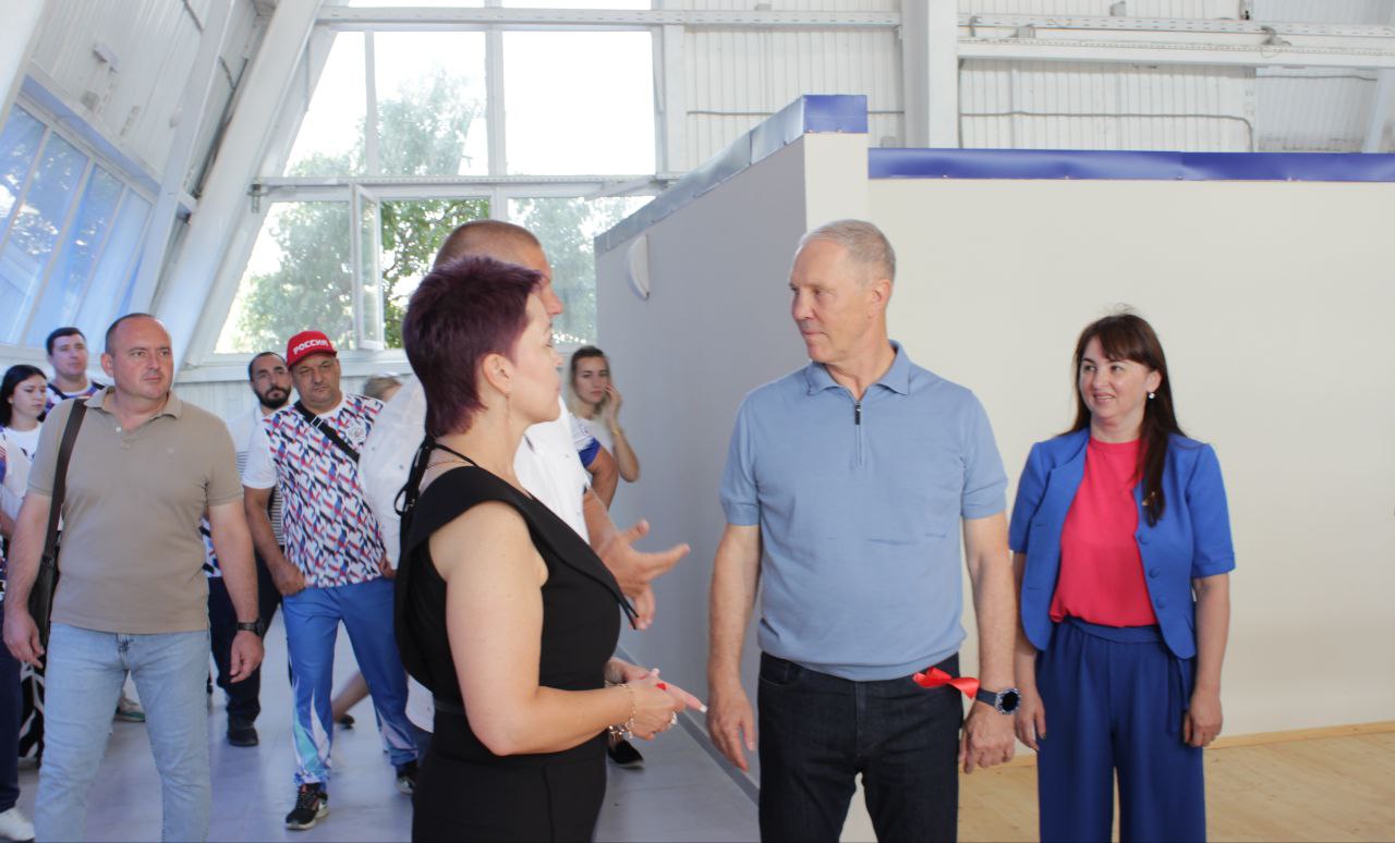 Ко Дню физкультурника в Геническе открыли ФОК после масштабной реконструкции Губернатор Херсонской области Владимир Сальдо вместе с министром спорта Еленой Кирилловой и главой Генического округа Юлией Семякиной открыли обновлённый физкультурно-оздоровительный комплекс ко Дню физкультурника. К мероприятию по видеосвязи присоединился министр спорта России Михаил Дегтярев, который лично поздравил жителей Геническа с этим событием. Объект построили в 1992 году, к 2022 году он пришел в нерабочее состояние. Полтора года модульный спортивный зал реконструировали по федеральной программе развития исторических регионов России. Общая площадь комплекса — 1119 кв.м. Теперь в центре будут работать секции по шести видам спорта: прыжки на батуте включая акробатическую дорожку , бокс, волейбол, самбо, дзюдо и каратэ. Особенности комплекса: Современное покрытие и оборудование; Возможность сдачи норм ГТО; Пространство для мини-футбола и баскетбола. «Мы полностью заменили напольное покрытие, потолки, крышу, трибуны и коммуникации. Отдельно обновили главный зал, тренерские, раздевалки и коридоры. Особое внимание уделили оборудованию — теперь здесь есть новый ринг. Уже сегодня в зале тренируются около 300 спортсменов — это воспитанники Детско-юношеского спортивного центра», — отметила министр спорта региона Елена Кириллова. Минспорт Херсонской области