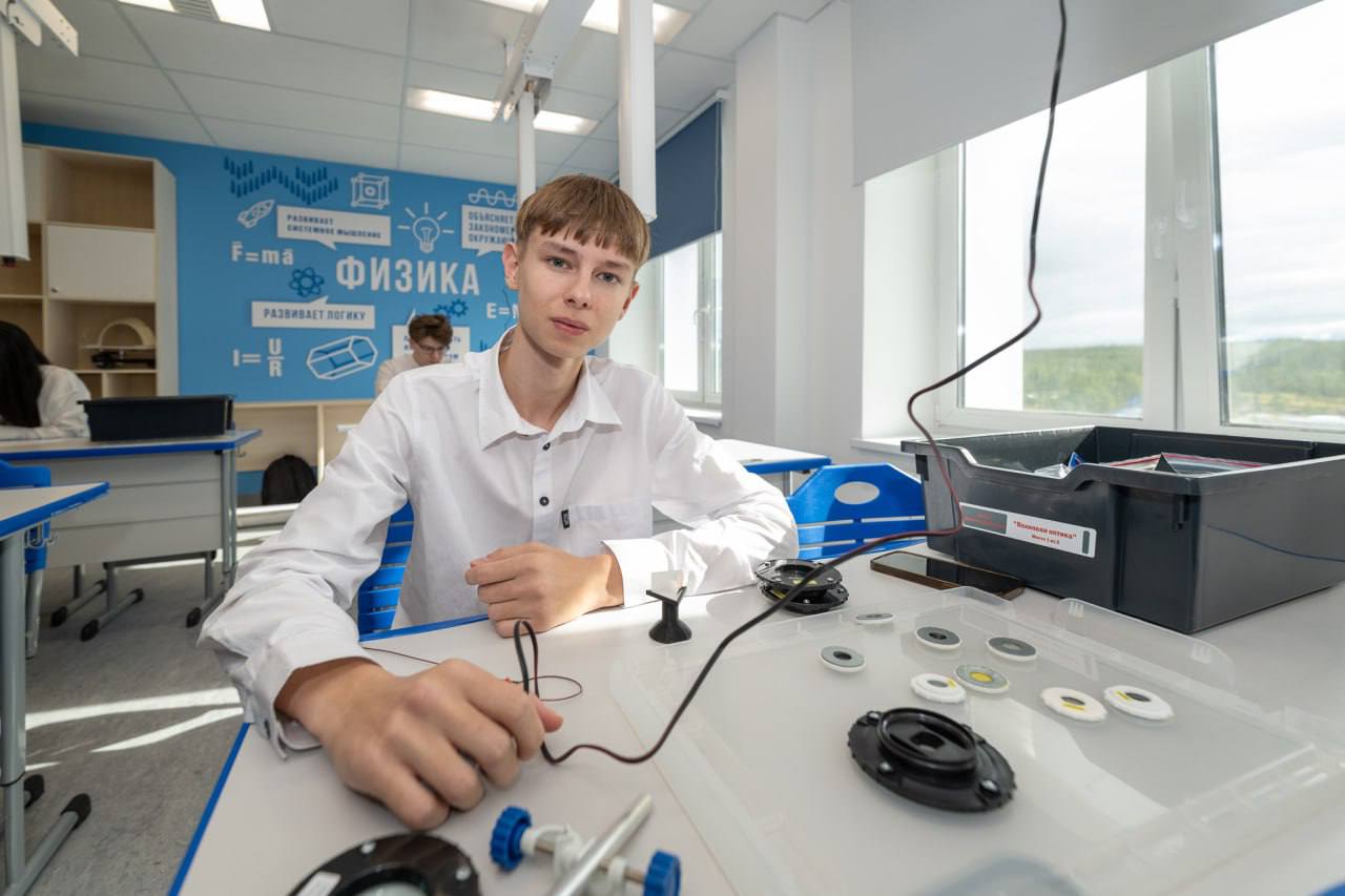 В следующем году Ямал примет финал Всероссийской олимпиады школьников по физике Площадкой как и прежде станет Арктический лицей в Новом Уренгое здесь успешно прошли заключительные этапы по истории и химии Надеюсь на участие ямальских ребят Для них это мощный стимул углубить знания по физике ключевой дисциплине для основной сферы экономики региона Гостей познакомим с газовой столицей уникальной природой и колоритом Ямала Уверен это путешествие останется в памяти навсегда