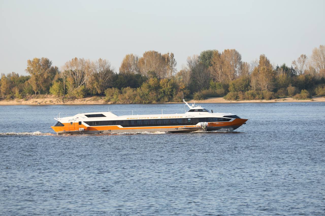 На днях в Нижегородской области завершился сезон навигации скоростных судов На линиях работали в том числе Метеоры переданные ГТЛК местному перевозчику на условиях льготного лизинга при поддержке Минпромторга России ГТЛК активно работает в сегменте скоростных речных судов и содействует обновлению отечественного флота Компания законтрактовала строительство 50 скоростных судов общей стоимостью свыше 15 млрд рублей по программам Минпромторга России Двадцать два судна из них уже переданы в лизинг российским судоходным компаниям в том числе 5 для Нижегородской области