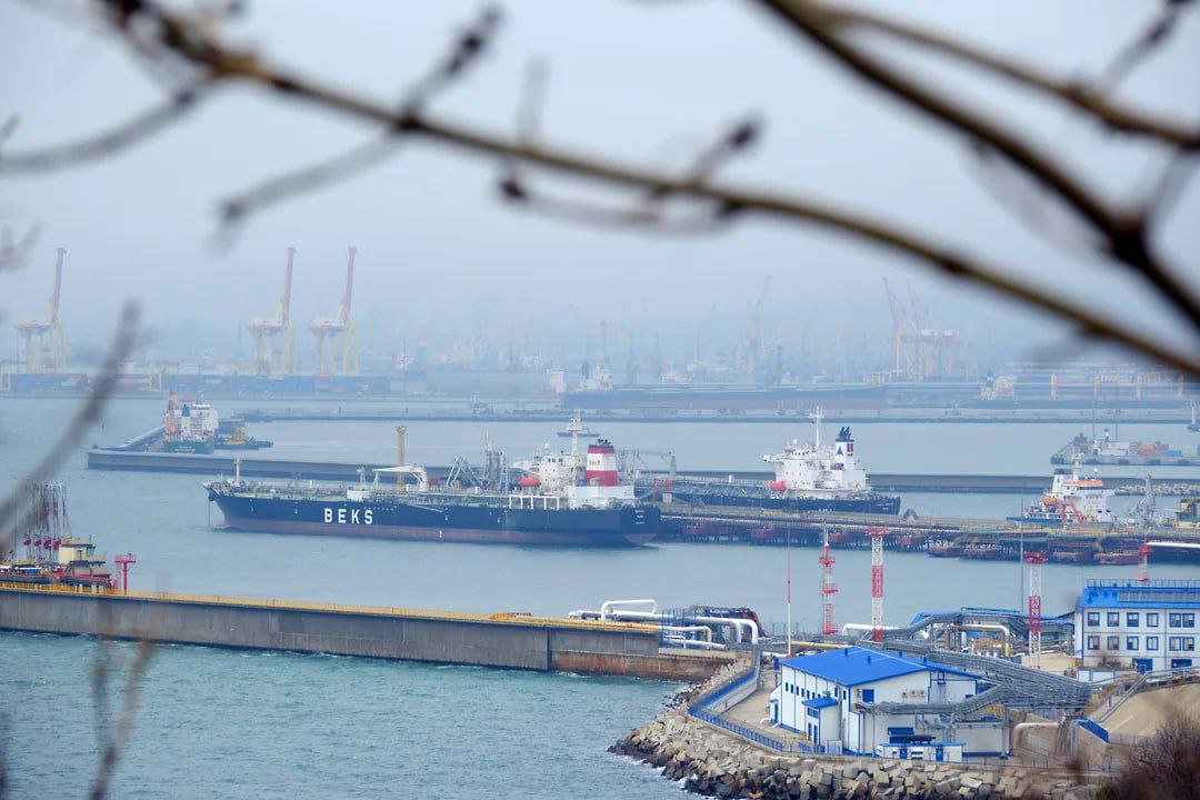 В Италии арестовали судно заходившее в порт Новороссийска Итальянская Финансовая гвардия арестовала в порту Бриндизи судно которое ранее заходило в порт Новороссийска а также груз металлического сырья объемом 33 тысячи тонн Арест был произведен на основании регламента ЕС 833 2014 и последующих санкционных пакетов запрещающих экспорт и импорт товаров с участием России По данным электронной навигационной системы судно под флагом небольшого океанического государства находилось в Новороссийске с 13 по 16 ноября и проводило запрещенные операции по погрузке товара Источник Радио 104FМ Новая Россия Мы в МАХ