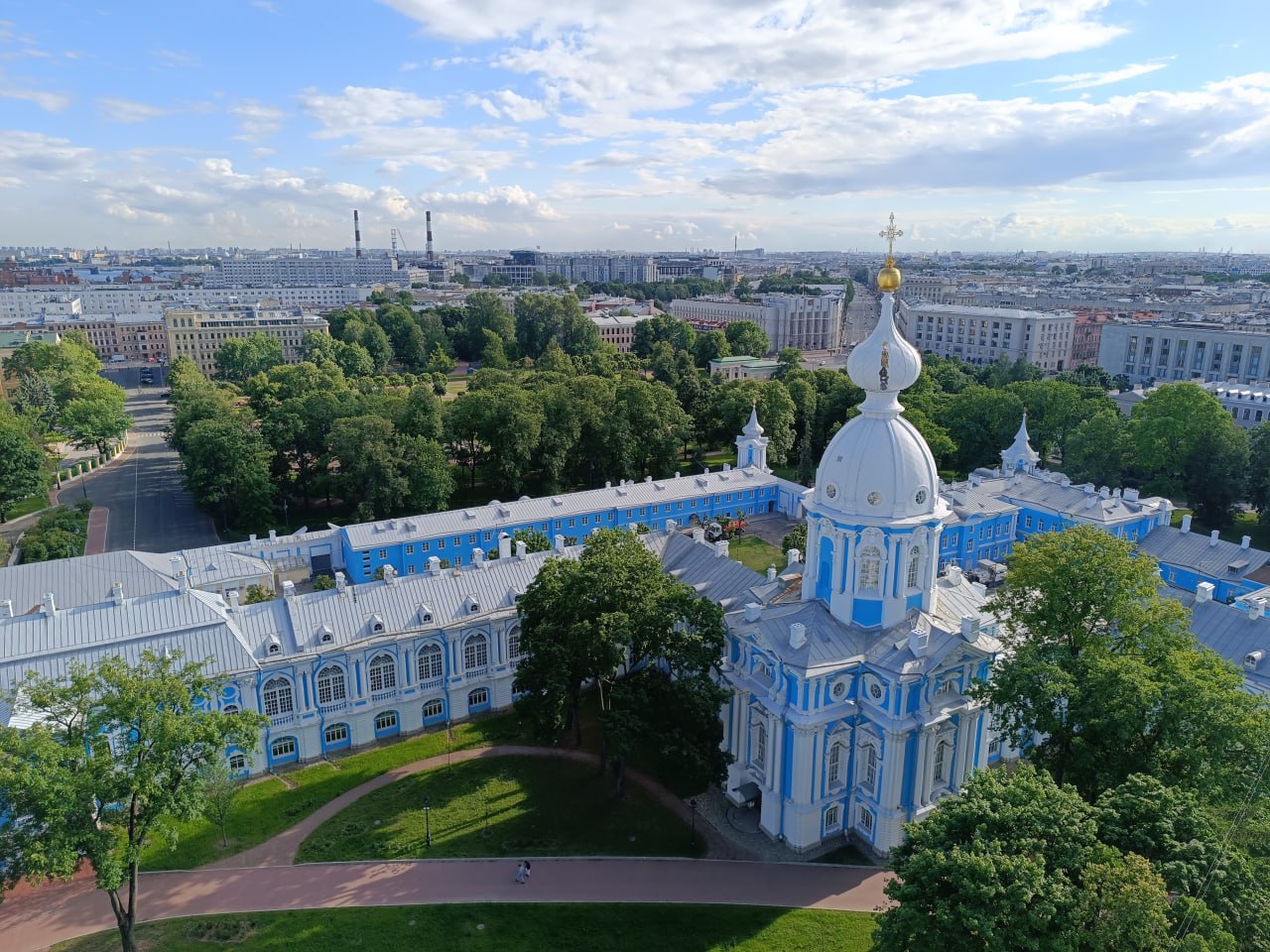 Снос Парка Победы приостановили Закс хочет запретить вейпы Что происходит в Петербурге России и мире В Петербурге и Ленобласти После жалоб жителей приостановили снос павильона станции метро Парк Победы сообщила Ротонда Ленинградский зоопарк объявил сбор овощей ягод и плодов для своих животных Петербургский Закс подготовит законопроект о запрете вейпов рассказал РБК депутат единоросс Денис Четырбок Жителя Ленобласти Дениса Фаликова обвиняемого в поджоге штаба с вещами для военных в Подпорожье добавили в реестр экстремистов и террористов обратила внимание Бумага В России и мире Яндекс оштрафовали на 10 тысяч рублей за отказ предоставить ФСБ доступ к умному дому с Алисой рассказала Медиазона Главреда газеты Тюменская губерния Сергея Суразакова арестовали по обвинению в совершении действий сексуального характера узнал РБК Песни Shaman Олега Газманова Сергея Трофимова и Дениса Майданова включили в список патриотических композиций рекомендованных для изучения в начальной и средней школе Число погибших от удара по Киеву увеличилось до 18 человек четверо из них дети сообщил начальник Киевской городской военной администрации Тимур Ткаченко Фото Бумага Подписывайтесь на Бумагу и предлагайте новости