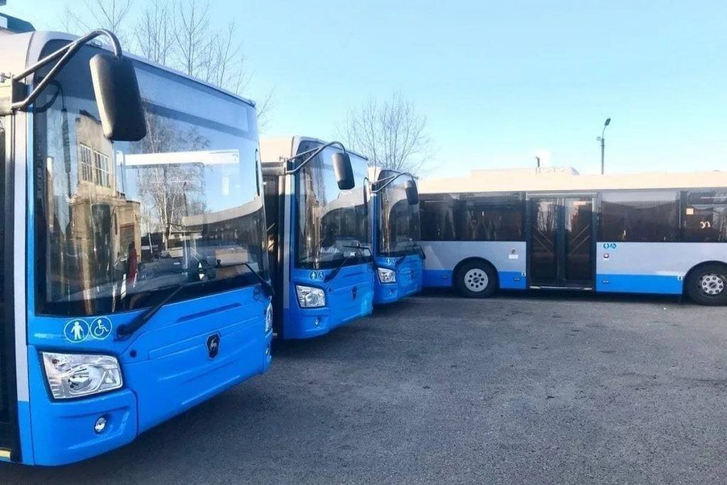 Бастрыкин заинтересовался отсутствием автобусов в Кыринском округе Председатель СК России поручил доложить о результатах проверки по информации об отсутствии автобусного сообщения между сёлами Кыринского округа. Об этом 18 июля сообщается в Telegram-канале ведомства. - Около 10 лет назад была проведена ликвидация местной автоколонны. Это привело к прекращению автобусного сообщения между населенными пунктами. Уже долгое время местные жители вынуждены пользоваться услугами такси. Однако это для них накладно, - уточнили в ведомстве. При этом многочисленные обращения в различные инстанции и вынесение судом решения в пользу населения результатов не принесли.