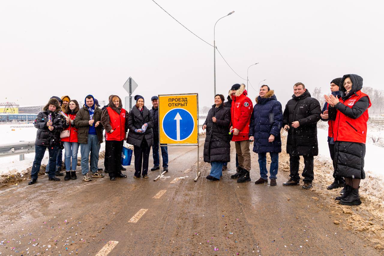 Поехали В Лобне открыли рабочее движение на реконструированной ул Гагарина   Протяженность участка реконструкции 1 5 км из них 600 метров участок строительства от съезда с путепровода в составе Северного обхода Лобни до ул Гагарина Министр транспорта Подмосковья Марат Сибатулин Теперь грузоперевозки будут осуществляться через Северный обход минуя ул Батарейную и Букинское шоссе Дорога имеет стратегическое значение она позволит перераспределить транспортные потоки и вывести транзитный грузовой транспорт за пределы жилой застройки Что сделали в рамках реконструкции на протяжении всей дороги обустроены тротуары установлены современные дорожные знаки и элементы организации движения смонтирована система ливневой канализации и наружное освещение проведено комплексное благоустройство прилегающей территории Минтранс Подмосковья MAX