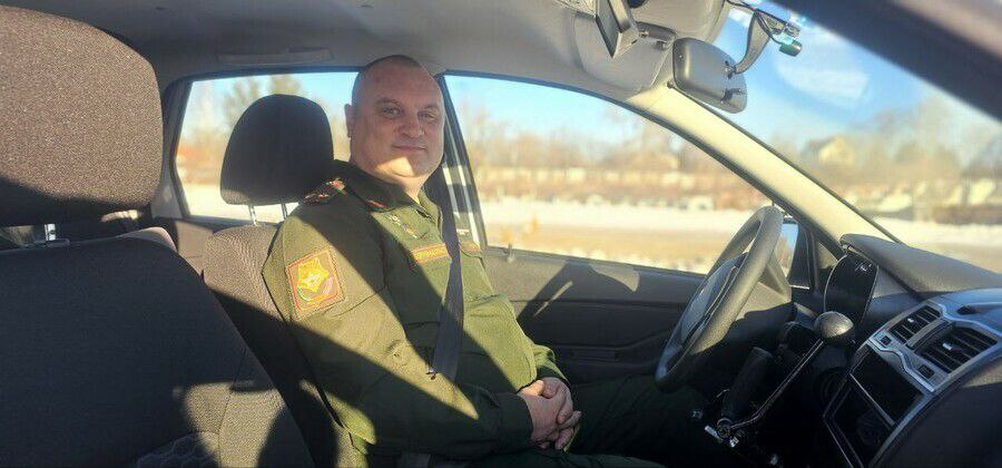 В Благовещенске ветеранов СВО с инвалидностью начали обучать вождению автомобилей с ручным управлением Первым участником программы стал Денис Корж из села Чигири он получил тяжёлое ранение результатом которого стала двусторонняя ампутация нижних конечностей Переобучиться вождению с учетом полученной травмы и вновь сесть за руль важный этап реабилитации и возвращения к самостоятельной жизни Мне нравится начинаю привыкать к ручному управлению Для меня это вопрос самостоятельности и независимости скоро смогу сам ездить на работу без помощи супруги Благодарен фонду Защитники Отечества за возможность обучаться и за всю ту поддержку которую его специалисты оказывают мне и моей семье поделился ветеран СВО кавалер ордена Мужества Денис Корж На сегодняшний день в Амурской области 8 ветеранов могут получить такую помощь 3 из них будут учиться с нуля у них нет водительских прав и опыта вождения Подробнее здесь