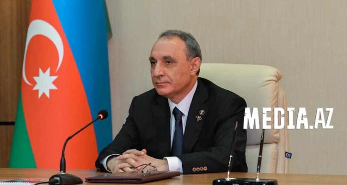 Азербайджан передал России «доказательства пыток» своих граждан в Екатеринбурге Баку продолжает настаивать, что двое граждан Азербайджана братья Сафаровы , задержанные в Екатеринбурге, были «замучены до смерти». Экспертиза азербайджанской стороны показала следы побоев по всему телу. Это расходится с версией российских следователей, где причиной гибели одного из мужчин названа сердечная недостаточность. Баку требует возбудить дело против российских силовиков. Генпрокурор Азербайджана Камран Алиев сообщил, что страна передала Москве результаты собственных судебно-медицинских исследований. «К сожалению, экспертизы подтвердили факт пыток, избиений и тяжких телесных повреждений», – заявил он. Российский Следственный комитет, в свою очередь, проводит собственную проверку. Там подчеркивают, что окончательные выводы будут сделаны по итогам экспертиз. Пока речь идет о двух версиях с большой разницей в диагнозе. Ранее прокуратура Азербайджана завела уголовное дело после гибели братьев Сафаровых. Осташко! Важное подпишись #важное