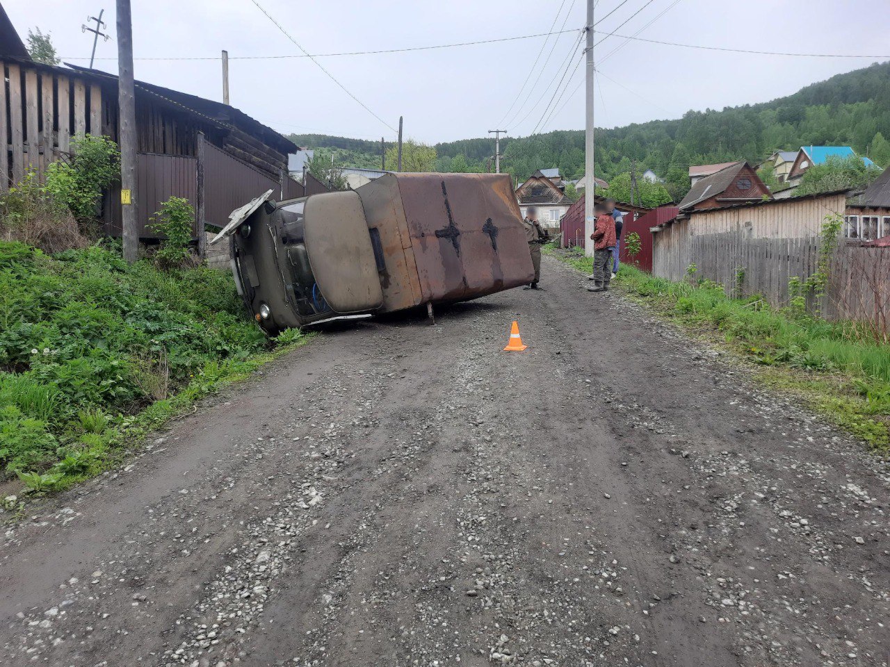 В Горно-Алтайске опрокинулся УАЗ, водитель получил травмы. По данным республиканской Госавтоинспекции, ДТП произошло 13 мая около 13:00 в районе дома № 10 по улице Солнечной. 54-летний горожанин, управлявший автомобилем УАЗ 3303, при остановке не принял необходимые меры, исключающие самопроизвольное движение автомобиля. УАЗ начал двигаться и опрокинулся. Водитель был трезвый. В результате происшествия он получил ушибы, не госпитализирован. Вынесено постановление по делу об административном правонарушении – «нарушение правил остановки или стоянки транспортных средств».