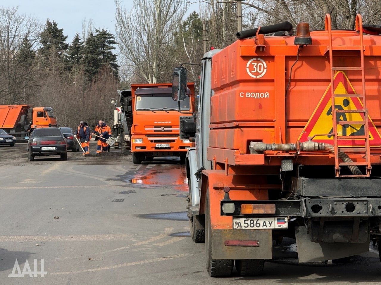 Новая эра дорог в ДНР амбициозные планы стали реальностью В течение 2025 го года в регионе отремонтировали более 900 км автомобильных дорог что почти вдвое больше намеченных планов Внимание уделили не только ключевым трассам но также районного и даже местного значения Работа кипела по всей республике в Донецке Макеевке Мариуполе Енакиево Горловке и других городах Результатом довольны все и водители и пешеходы Кстати многие проекты формировались с учетом пожеланий граждан Отзывы водителей и другие подробности в нашем большом обзоре Подпишись на нас в MAX