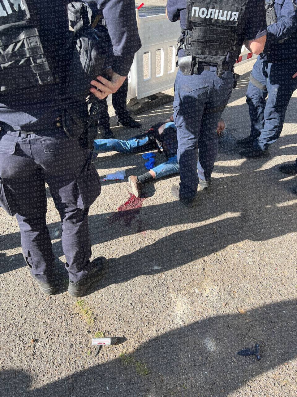 В Одессе на Куликовом поле мужчина начал бросаться с ножом на полицию, ранил полицейского и ему прострелили обе ноги. Подписаться Написать в бот