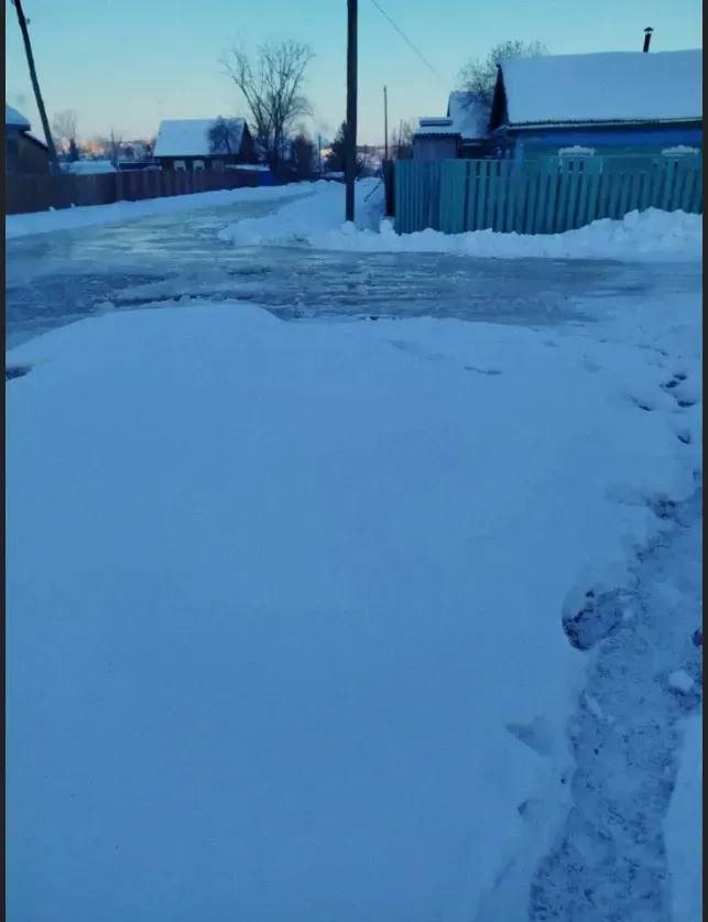 Многоэтажка залила нечистотами частный сектор в Шимановске Жильцы дома регулярно забивают канализацию посторонними предметами В Шимановске завершили работы по ликвидации аварийной ситуации на улице Чапаева В частный сектор попали канализационные стоки от многоквартирного дома 57 в микрорайоне 2 По словам глава города Дмитрия Лебедева ситуация носила повторяющийся характер после первоначальной прочистки выполненной специалистами ООО Водосток вскоре снова произошло засорение По данным на 27 января повторные аварийные работы полностью завершены угроза разлива устранена Причина происшествий связана не с техническим состоянием труб а с халатностью жителей Регулярно извлекаются посторонние предметы тряпки средства личной гигиены пищевые отходы и другие бытовые отбросы которые категорически запрещено сбрасывать в канализационную систему написал в социальных сетях Дмитрий Лебедев Сотрудникам ООО Городское Хозяйство поставили задачу посыпать место потопа инертными материалами для обеспечения санитарной безопасности и предотвращения распространения загрязнений Фото vk com dddmitrylebedevvv ТЕЛЕПОРТ РФ здесь все об Амурской области  Мы в МАХ  Написать нам