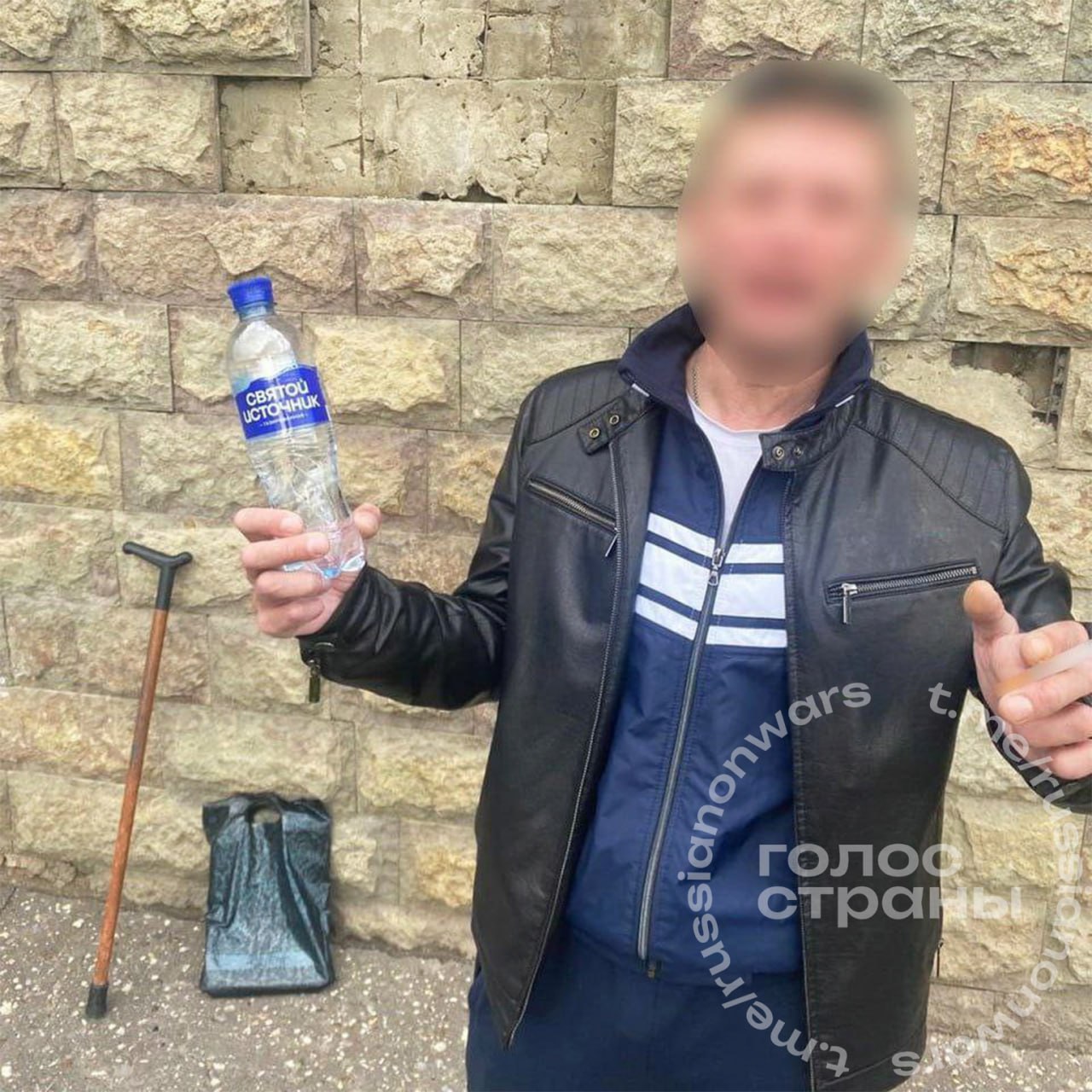 Исус Христос из Казани осужден на 5 лет он прописывал у себя мигрантов Исус Христос реальное имя мужчины уже второй раз прописал в своей однушке в Казани приезжих якобы чтобы те помогали по хозяйству Он зарегистрировал в квартире четырех мигрантов изначально зная что жить они там не будут По словам Исуса он был готов предоставить иностранцам жилплощадь но они сами отказались Впервые Христоса осудили весной тогда он прописал у себя 45 мигрантов и получил два штрафа 13 тыс рублей за фиктивную постановку на учет и 60 тыс рублей за то что скрывался от полиции Мужчина урок усвоил но лишь частично и сократил количество квартирантов в 10 раз Теперь Исусу Христосу грозит до 5 лет лишения свободы Подписывайся на Голос страны в МАХ