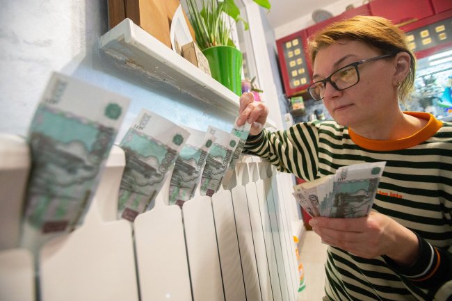 В России предлагают ввести механизм рассрочки оплаты отопления для социально уязвимых категорий граждан Такое обращение направил первый заместитель председателя Комитета Госдумы по контролю Дмитрий Гусев В письме адресованному вице премьеру Марату Хуснуллину депутат пояснил что действующая в подавляющем большинстве регионов система оплаты коммунальной услуги по отоплению в течение отопительного сезона на практике приводит к резкому росту платежей в отдельные месяцы По его оценке это особенно тяжело сказывается на пенсионерах и многодетных семьях которые из за ограниченных доходов не могут равномерно распределить коммунальные расходы и рискуют столкнуться с задолженностями Парламентарий пояснил что инициатива появилась после обращений граждан которые жалуются депутатам на значительный рост платежей Гусев предлагает рассмотреть возможность внесения изменений в действующие правила предоставления коммунальных услуг и установить право на рассрочку платежей за отопление сроком до шести месяцев пропорционально каждому месяцу отопительного сезона При этом согласно его инициативе сохраняется право граждан в любой момент полностью оплатить услугу без ограничений Зимой люди получают квитанции с суммами которые объективно не могут оплатить сразу Особенно это касается пенсионеров и многодетных семей объяснил Гусев Мы предлагаем простой и справедливый механизм рассрочку чтобы люди не загонялись в долги из за отопления и могли спокойно оплачивать коммунальные услуги без угрозы штрафов и задолженностей По мнению депутата такая мера позволит снизить социальную напряженность предотвратить рост долгов по ЖКХ и привести систему оплаты отопления в соответствие с принципами социальной справедливости Подписаться на Российскую газету в Читать нас в MAX