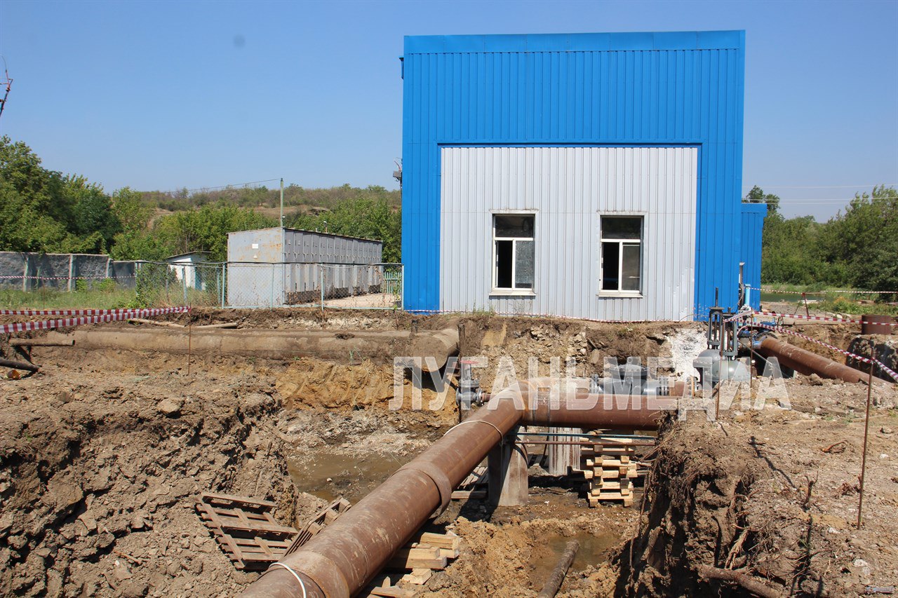 ООО «ЮГМК» готовится к запуску нового водовода для Алчевского металлургического комбината Запуск нового водовода позволит создать замкнутый цикл водооборота и снизить нагрузку на Исаковское водохранилище за счет минимизации отбора воды из природного источника. «Выполнен завершающий этап строительства перемычки между Орловской насосной станцией и Исаковским водоводом. Конечная цель проекта – сокращение забора воды из Исаковского водохранилища и оптимизация режима работы насосных станций между собой», – пояснил начальник участка водопровода технической воды цеха водоподготовки ООО «ЮГМК» Вадим Шацкий. Новая ветка водовода позволит обеспечить безопасную и беспрерывную работу меткомбината. В случае аварии на одной из веток системы водоснабжения резервная обеспечит беспрерывную работу на время устранения поломок. «Трубы уложены, теперь предстоит установка насосных агрегатов, расширения насосной станции, монтаж электрооборудования и ряд других работ», – добавил Вадим Шацкий. – Планируем завершить проект в 2026 году. Вконтакте Одноклаcсники
