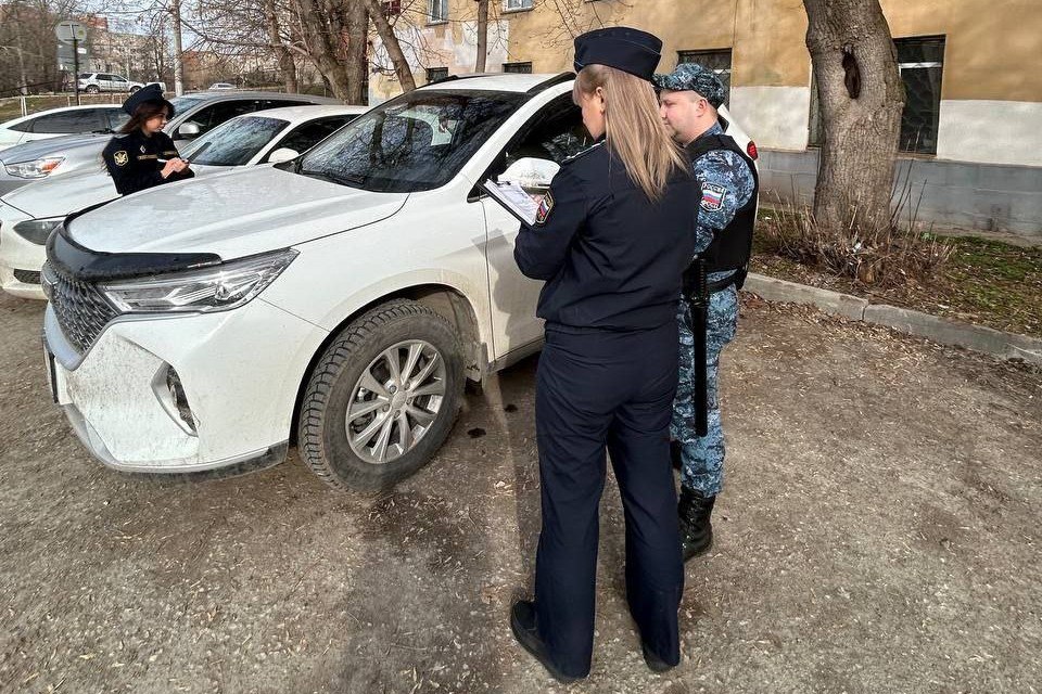 Долги за неоплаченные парковки в Прикамье превысили 35 млн рублей С января по август 2025 года на исполнении в ГУ ФССП России по Пермскому краю находилось 23 5 тыс исполнительных производств о взыскании штрафов за неоплаченную парковку Общая сумма задолженности нарушителей превысила 35 5 млн рублей Об этом сообщает пресс служба ведомства В результате работы судебных приставов окончено и прекращено 17 тыс исполнительных производств этой категории В местный бюджет взыскано и перечислено свыше 24 млн руб К должникам не оплатившим штрафы в установленный срок применили меры принудительного исполнения штрафные санкции в виде исполнительского сбора которые удваивали размер задолженности У злостных неплательщиков также арестовывали банковские счета